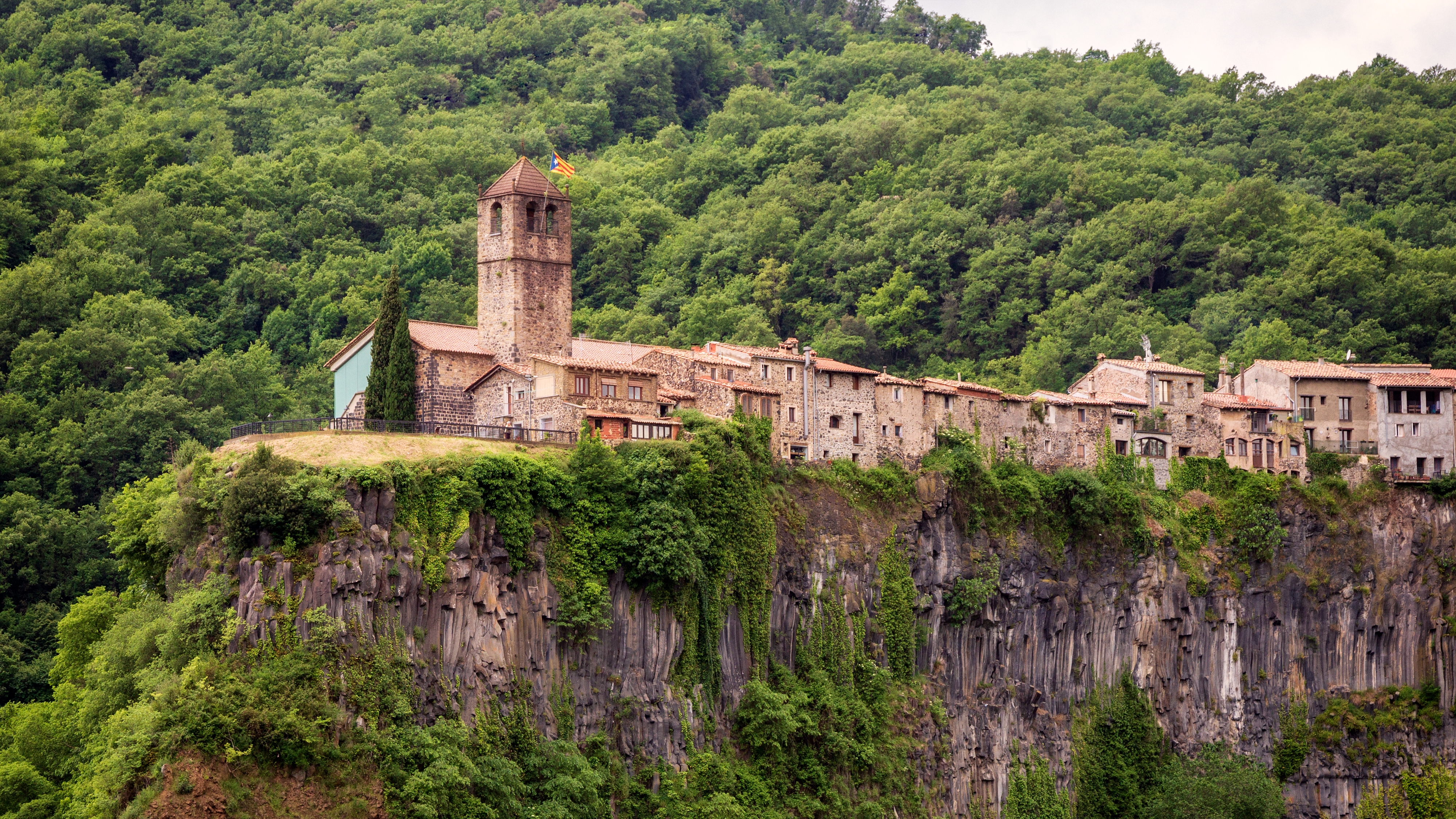 Castellfollit de la Roca, al Parc Natural de la Zona Volcànica de la Garrotxa Castellfollit de la Roca, al Parc Natural de la Zona Volcànica de la Garrotxa