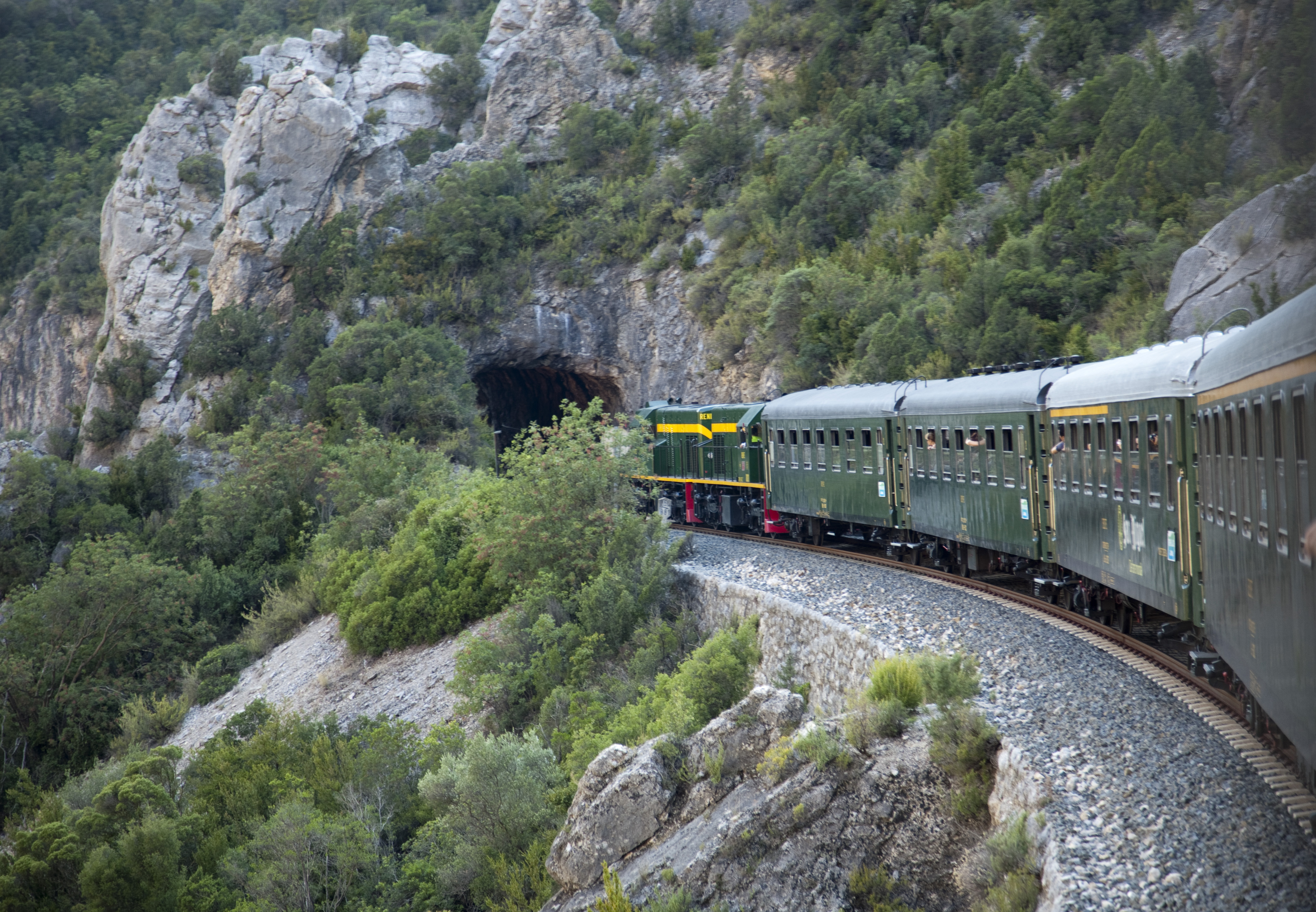 Tren Històric, amb vagons d'una estètica dels anys seixanta, circulant per un dels 75 ponts que conformen el recorregut Tren Històric, amb vagons d'una estètica dels anys seixanta, circulant per un dels 75 ponts que conformen el recorregut
