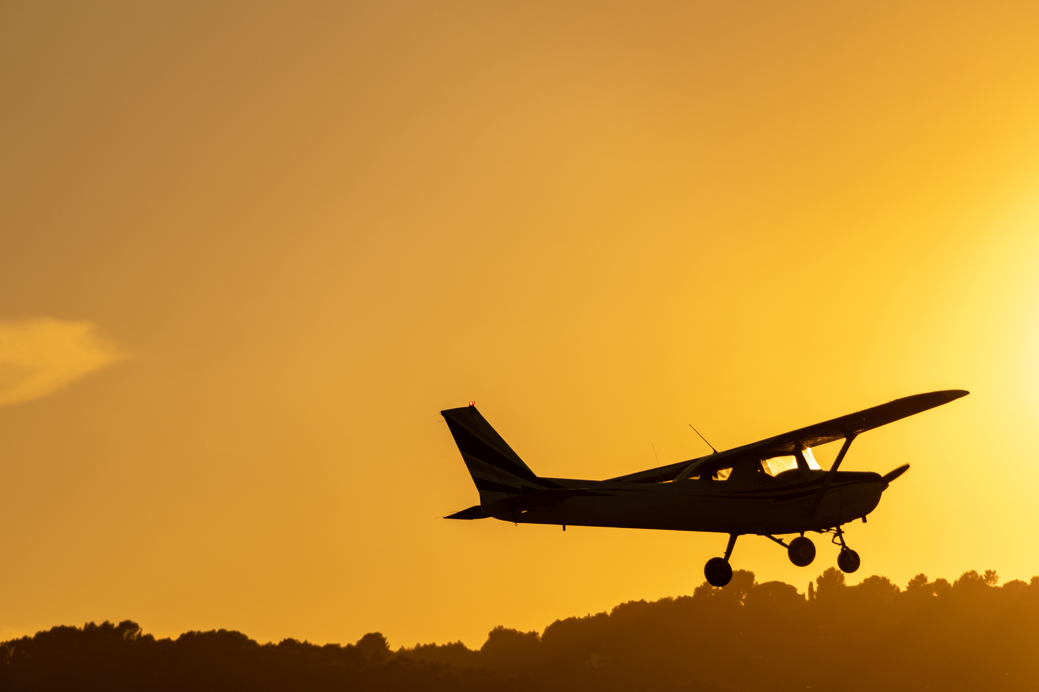 Avioneta a l’aeròdrom de Sabadell amb la posta de sol