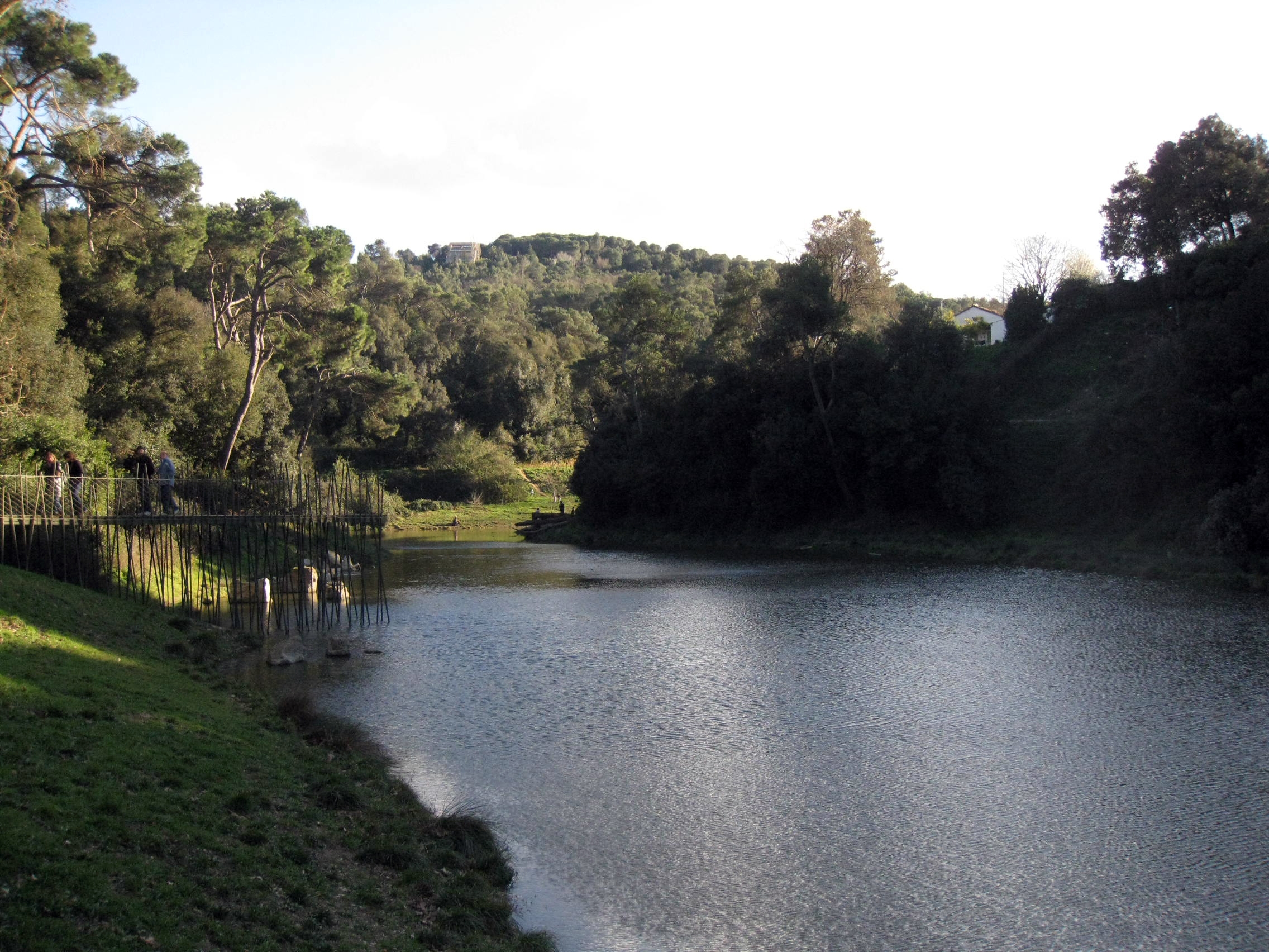 El pantà de Vallvidrera, un lloc ideal pícnic i observar l'aigua. El pantà de Vallvidrera, un lloc ideal pícnic i observar l'aigua.