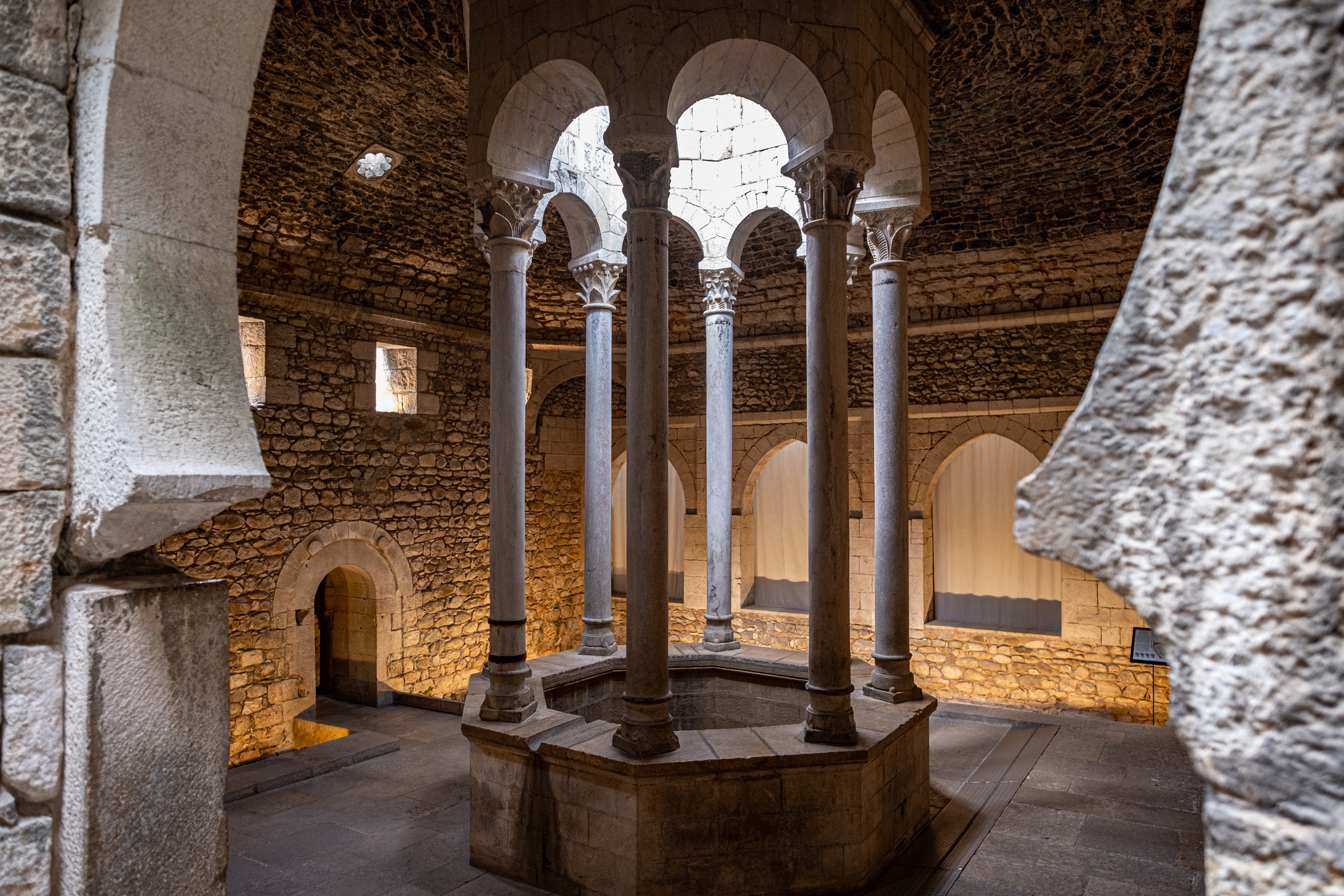 Entrada principal dels banys àrabs de Girona