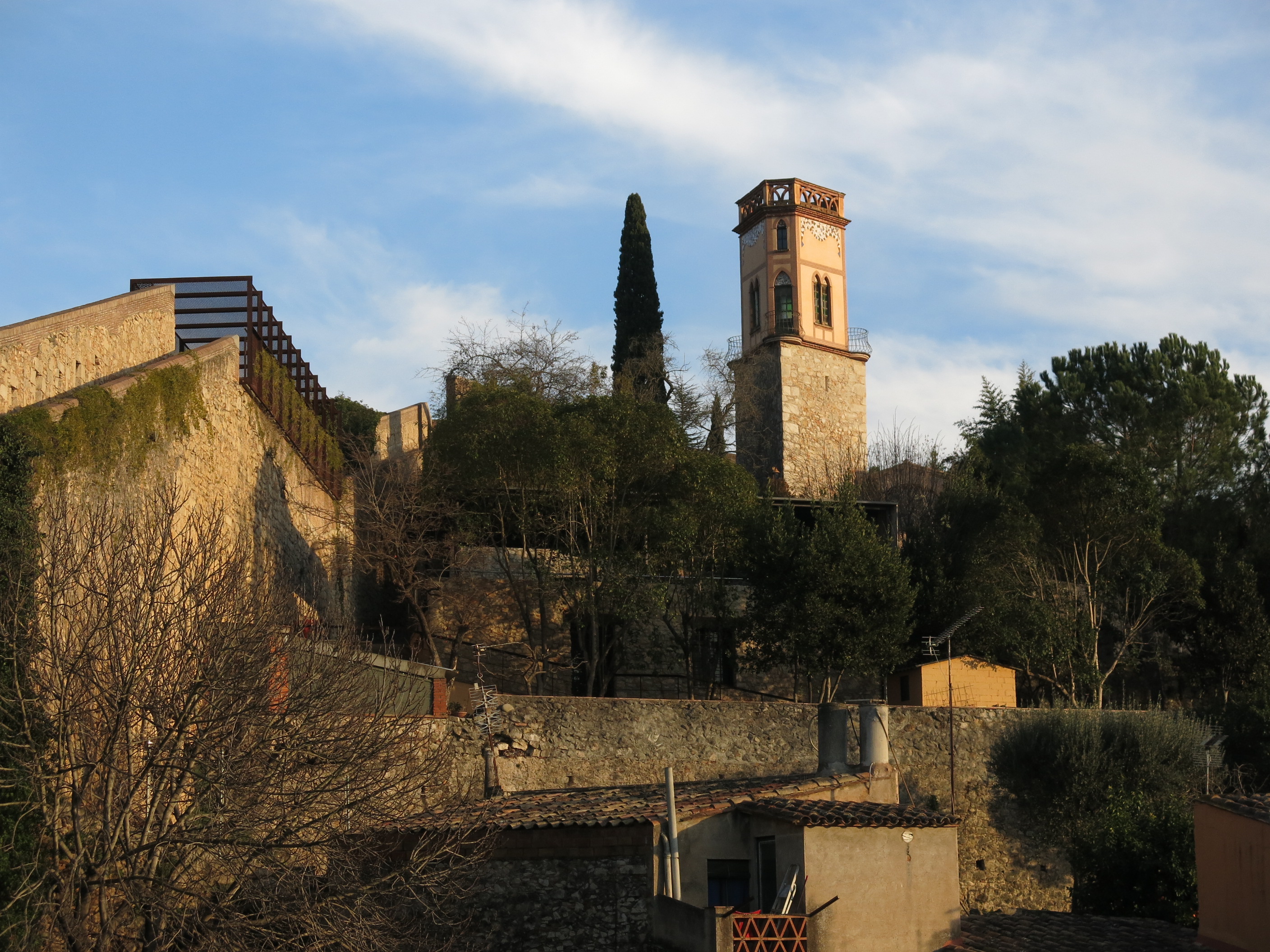 Muralla i campanar de Santa Llúcia