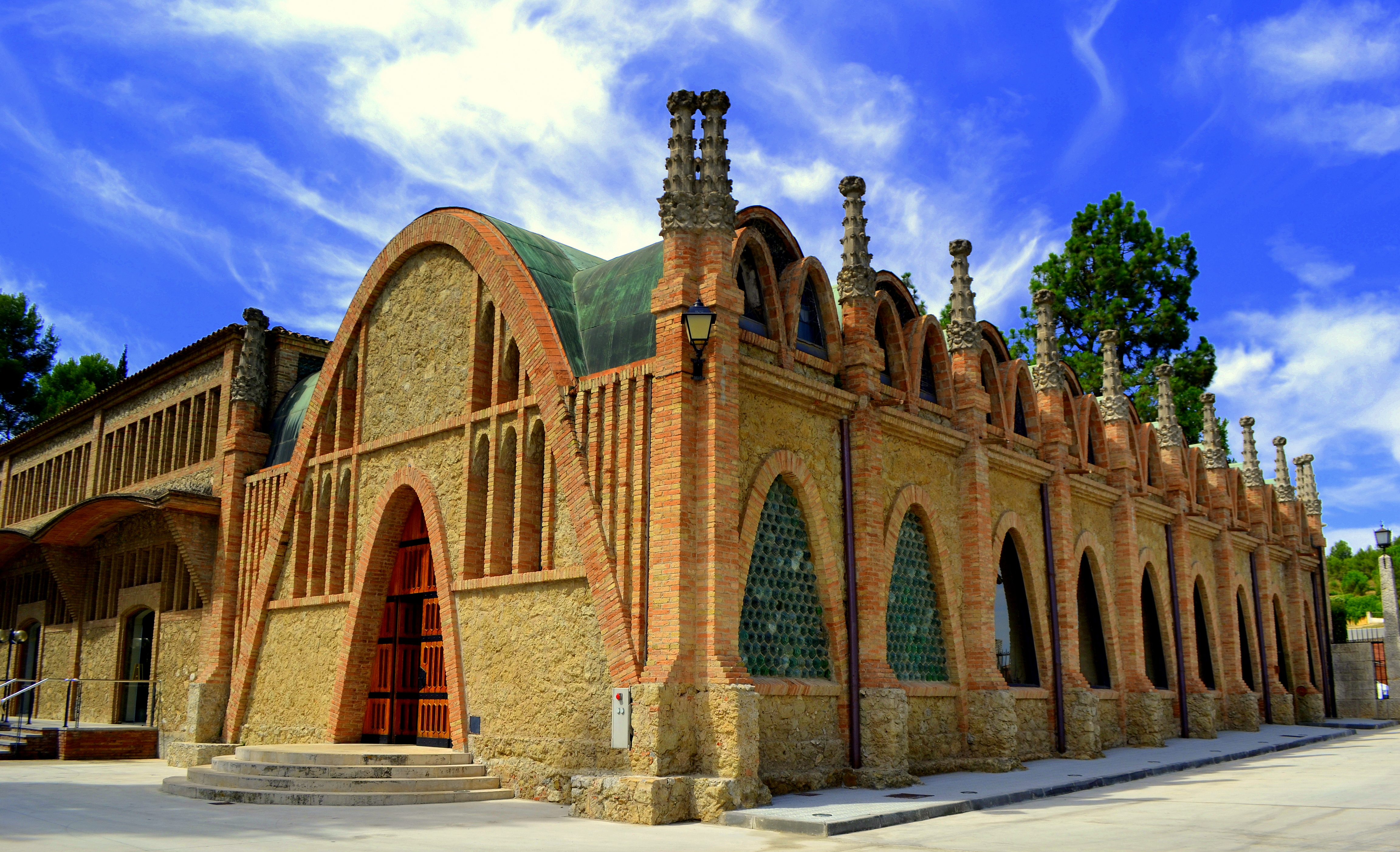Emblemàtiques Caves Codorniu a Sant Sadurní d’Anoia Emblemàtiques Caves Codorniu a Sant Sadurní d’Anoia