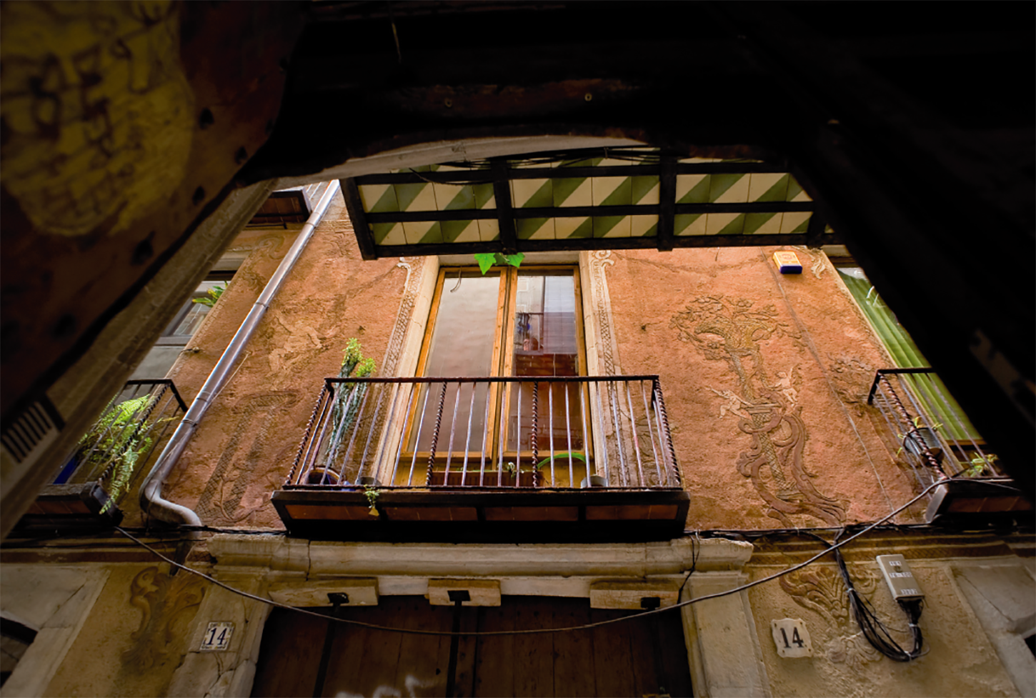 A l’estret carrer Blanqueria s’hi conserven esgrafiats.