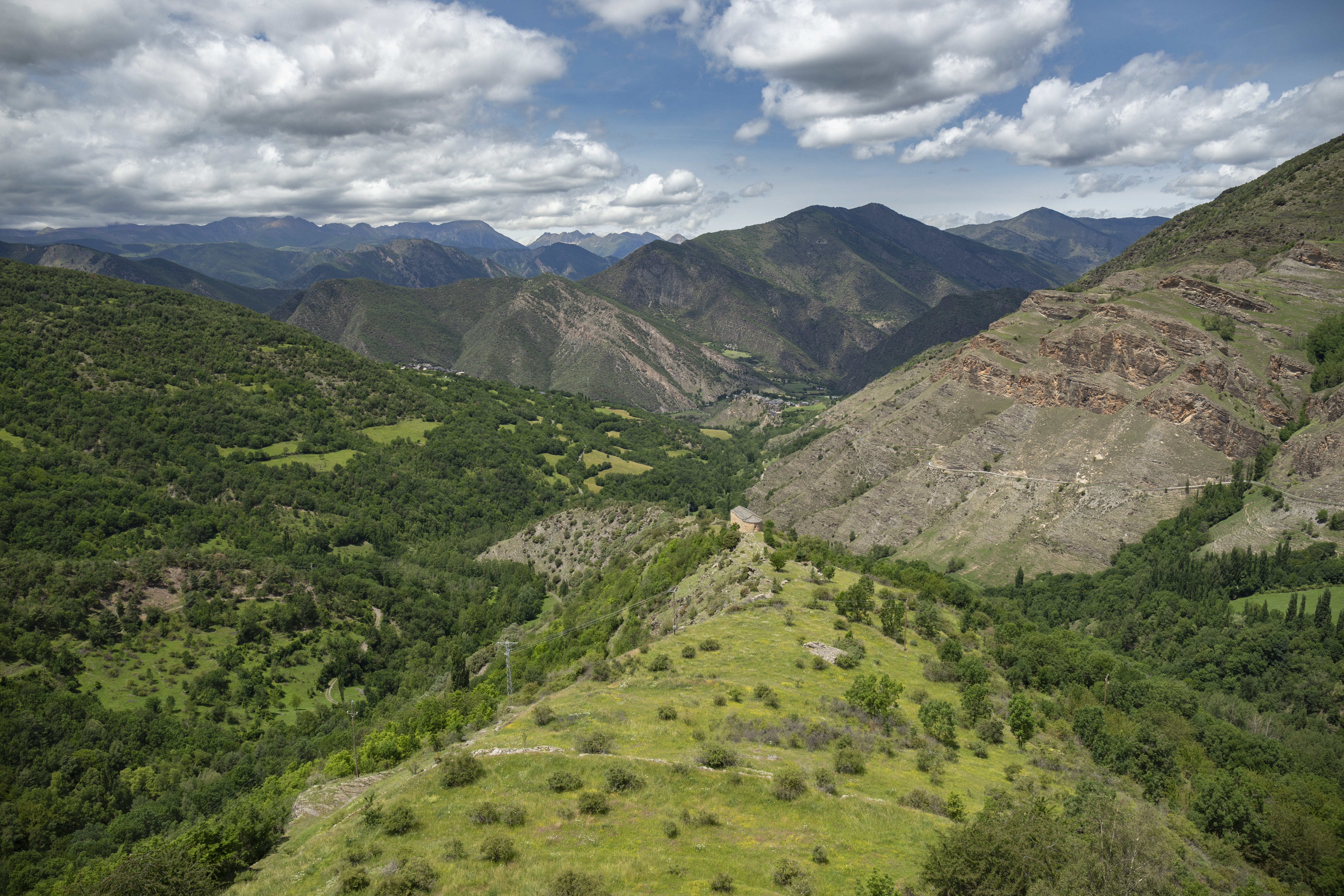 La Mare de Déu de la Serra és una ermita romànica del poble de Farrera La Mare de Déu de la Serra és una ermita romànica del poble de Farrera
