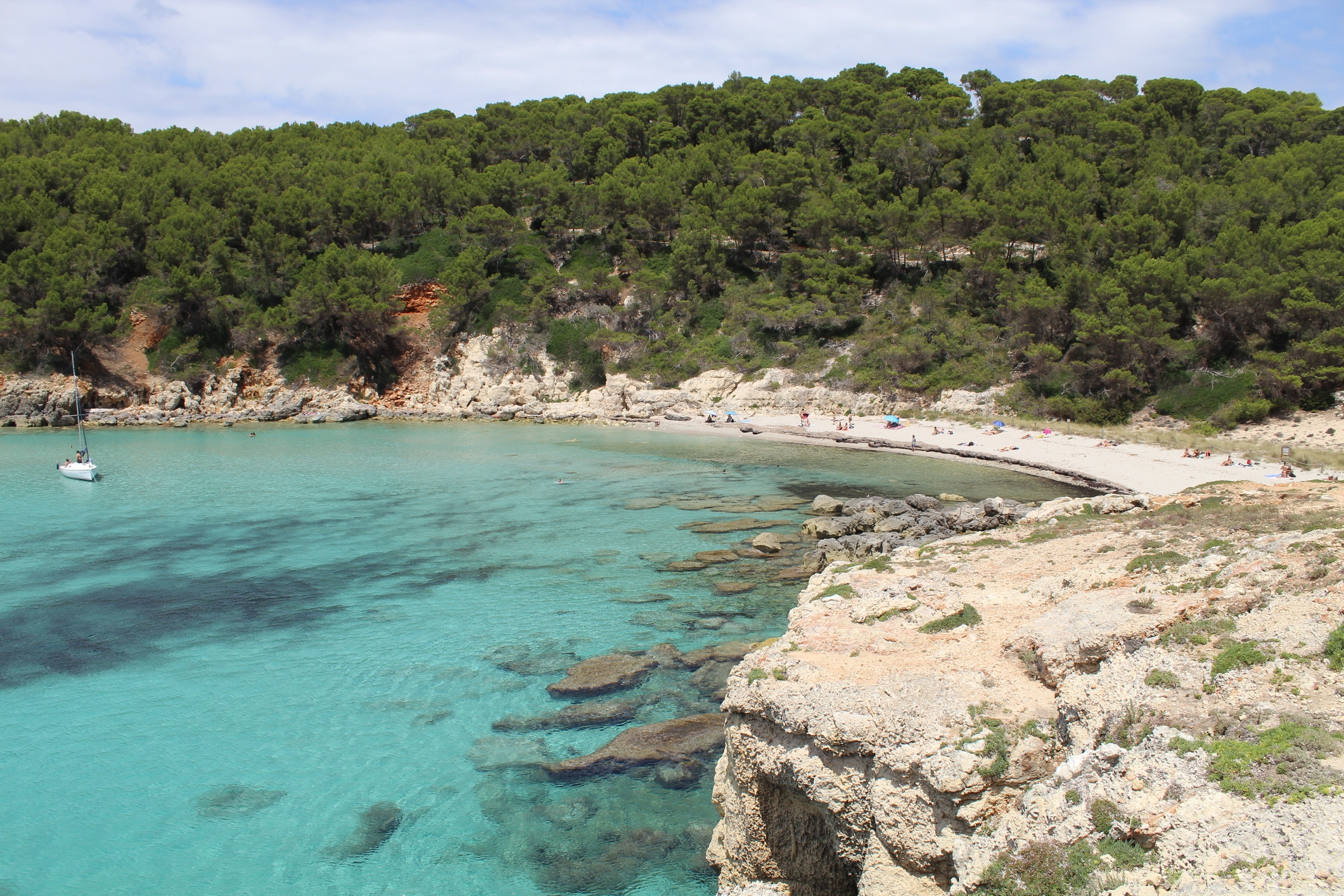 Cala Escorxada és un racó remot de Menorca on el silenci i el blau ho omplen tot