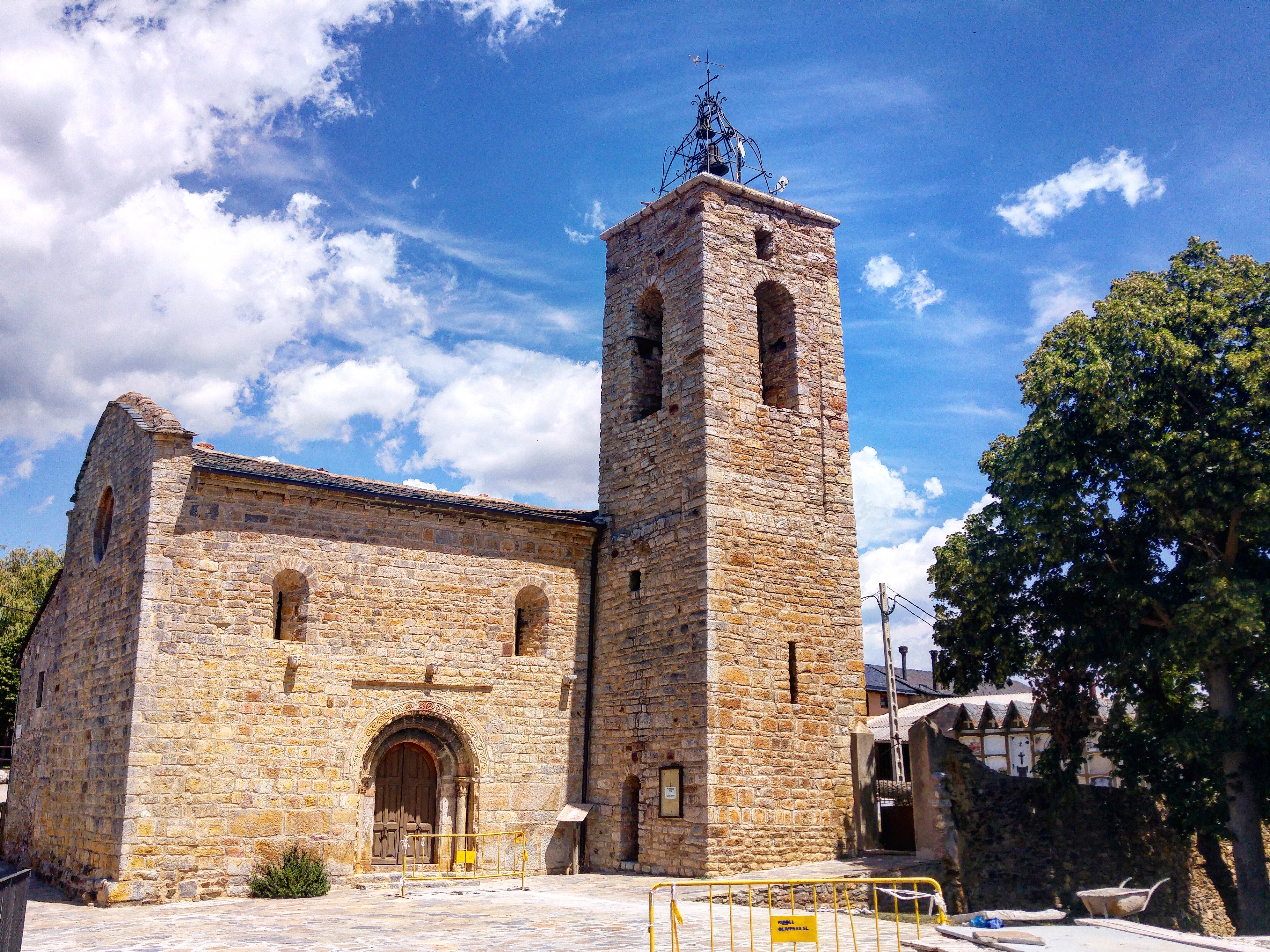 Església de Santa Maria d'All, que data del segle XII