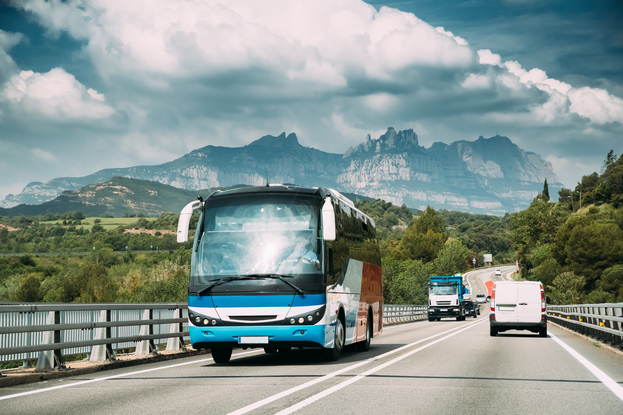 Autobús amb la muntanya de Montserrat de fons Autobús amb la muntanya de Montserrat de fons