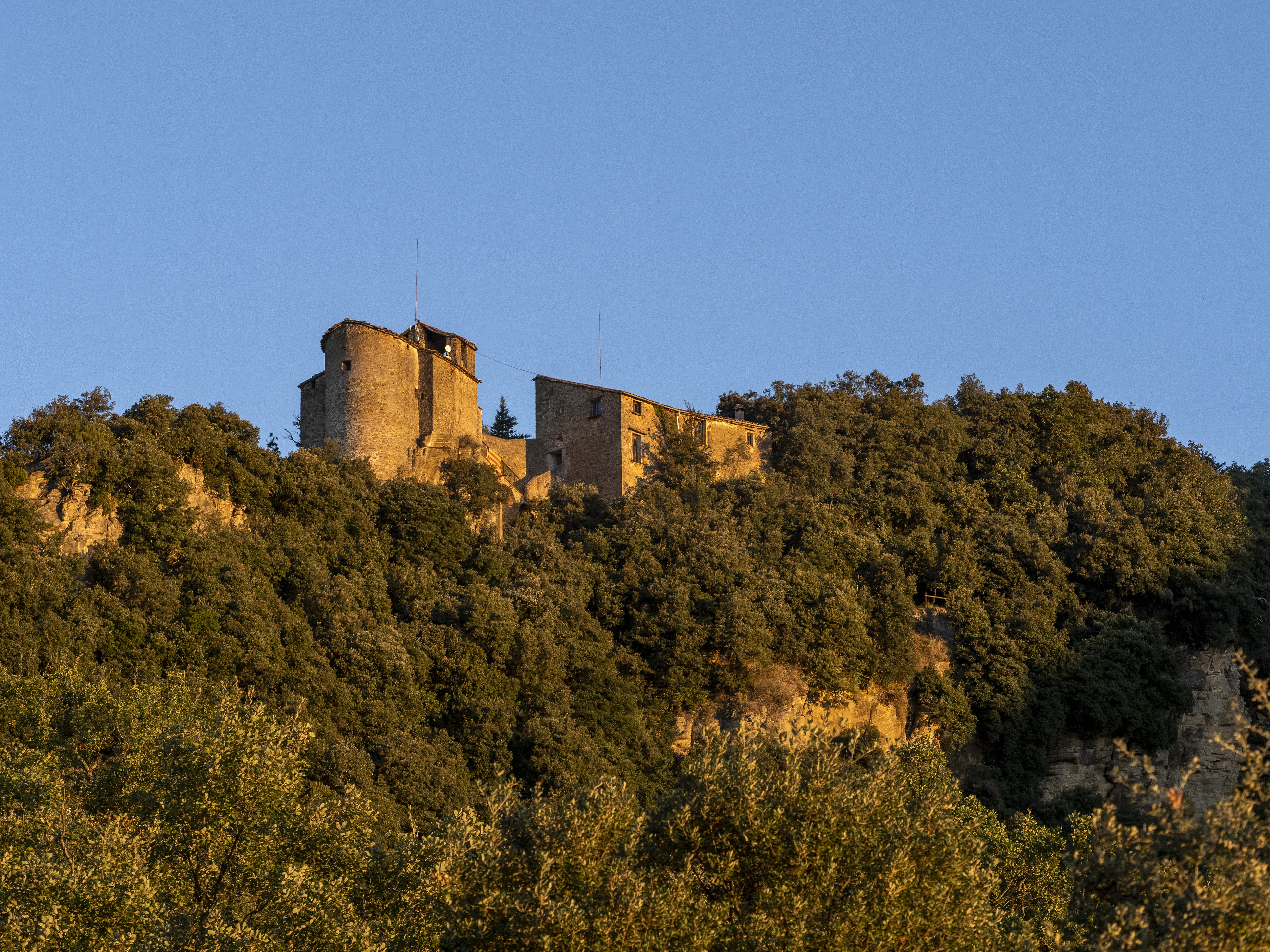 El santuari de Santa Maria de Finestres se situa a 900 m d'altitud El santuari de Santa Maria de Finestres se situa a 900 m d'altitud