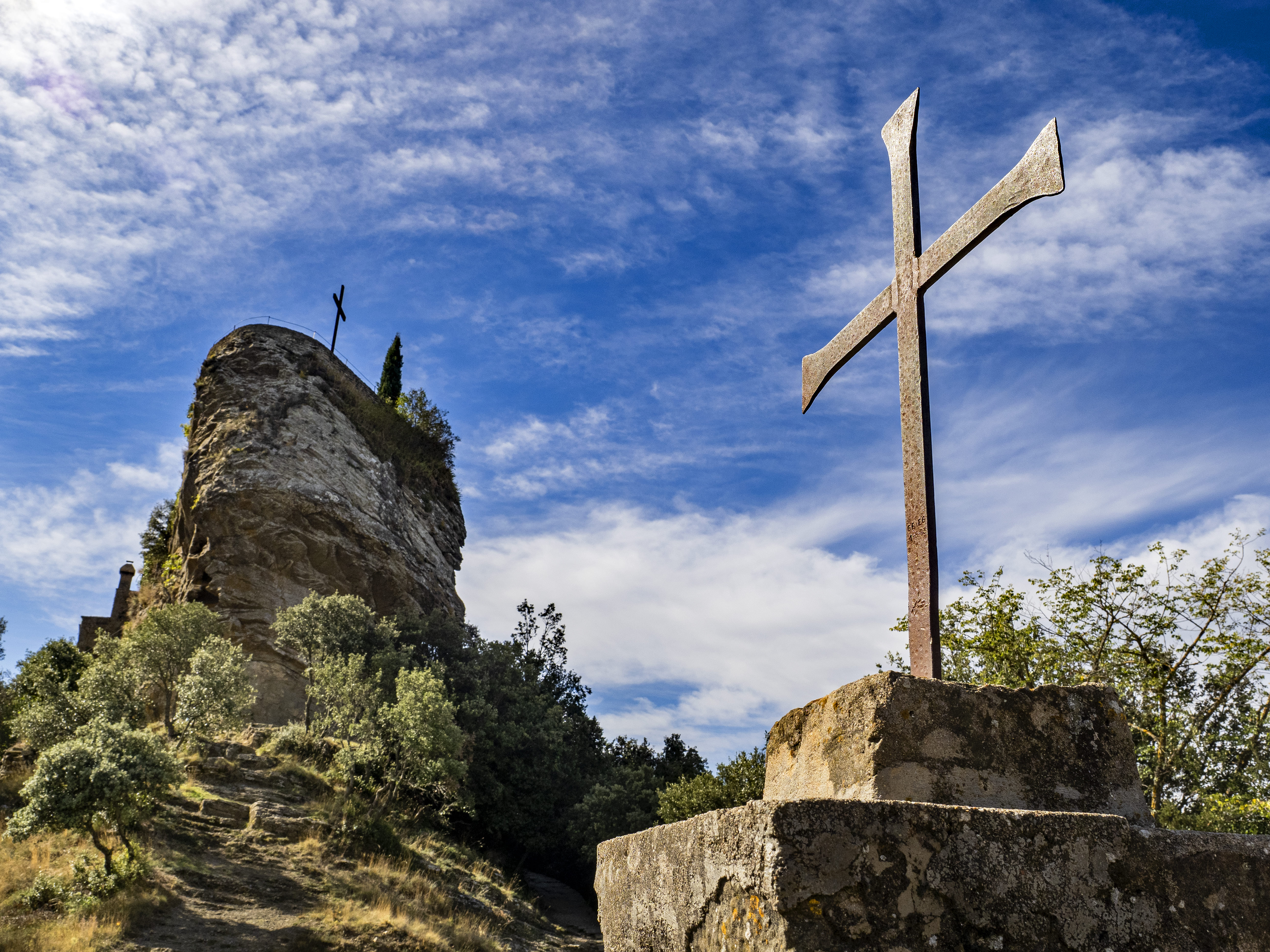 En dies clars, des del santuari de Rocacorba es pot veure el Cap de Creus, el Montgrí, les Illes Medes, les Gavarres, el Montseny o el Puigmal En dies clars, des del santuari de Rocacorba es pot veure el Cap de Creus, el Montgrí, les Illes Medes, les Gavarres, el Montseny o el Puigmal