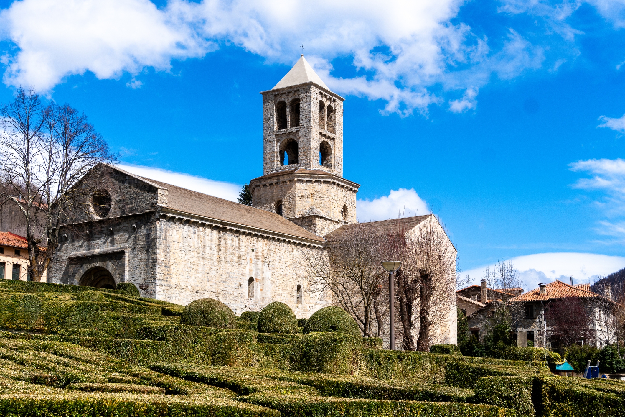 Del Monestir de Sant Pere només resta l'església, construïda al segle XII Del Monestir de Sant Pere només resta l'església, construïda al segle XII