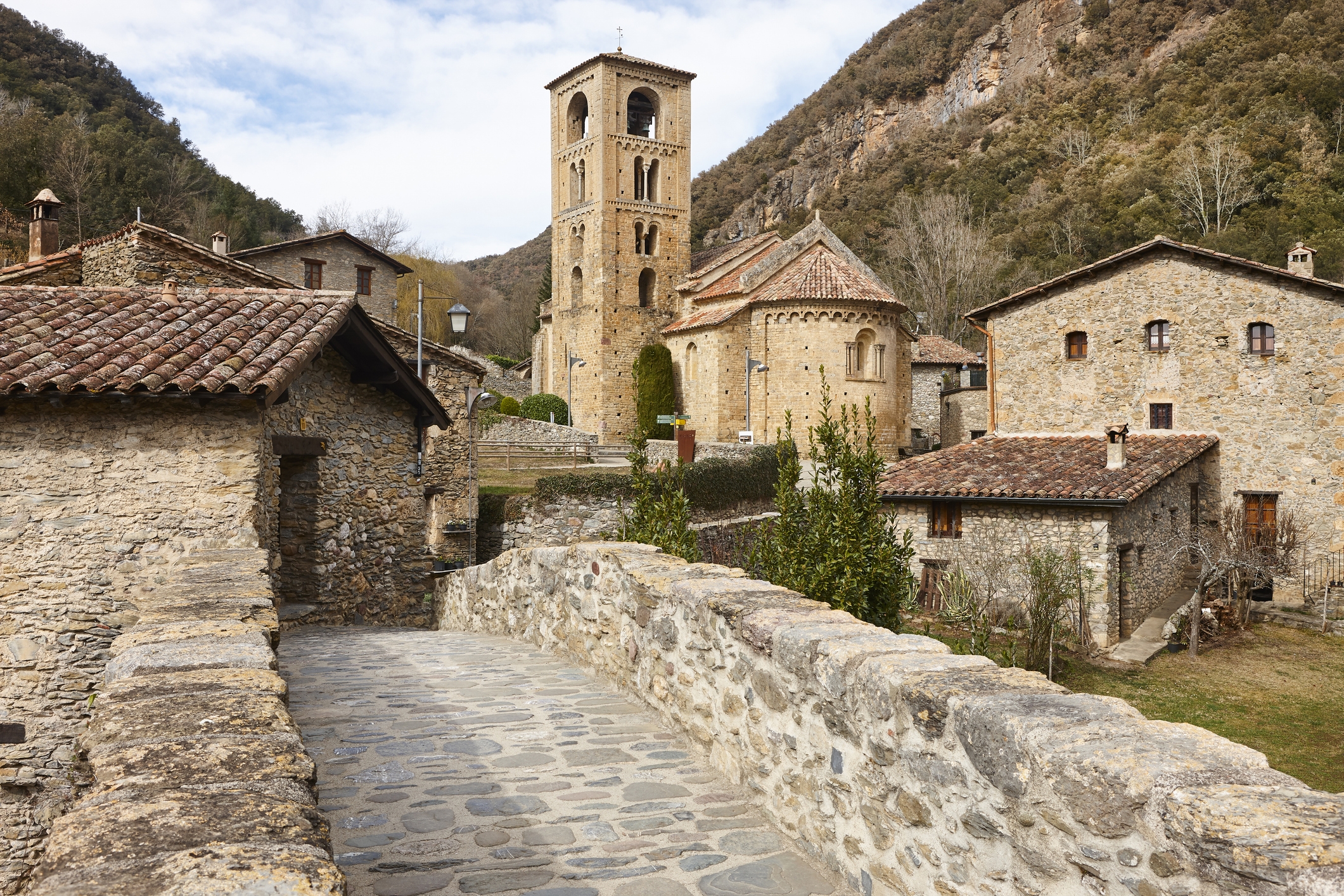 El poble de Beget és un preciós nucli medieval coronat per l'església romànica de Sant Cristòfol El poble de Beget és un preciós nucli medieval coronat per l'església romànica de Sant Cristòfol