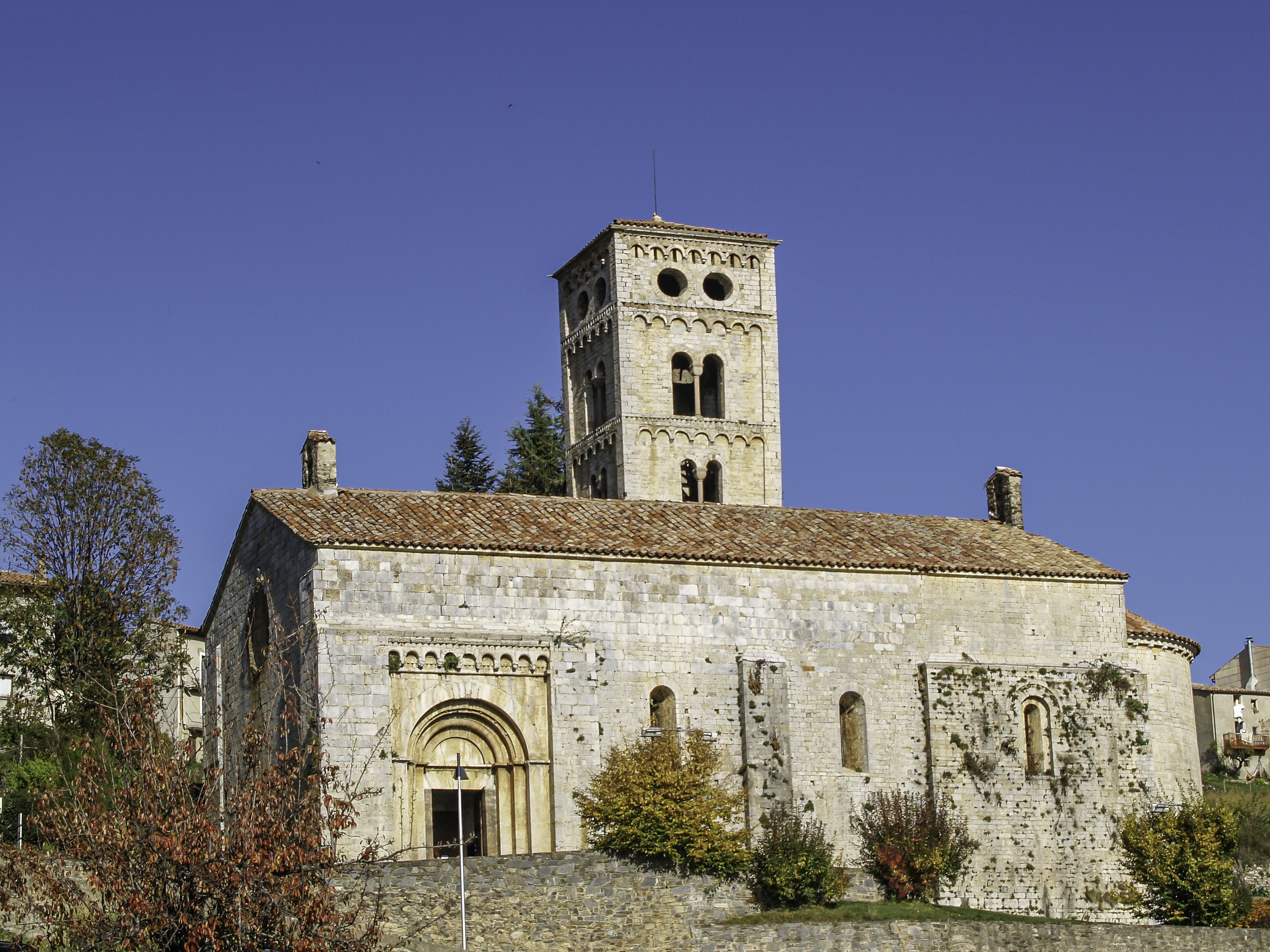 L'església de Santa Cecília de Molló és una notable mostra del romànic pirinenc L'església de Santa Cecília de Molló és una notable mostra del romànic pirinenc