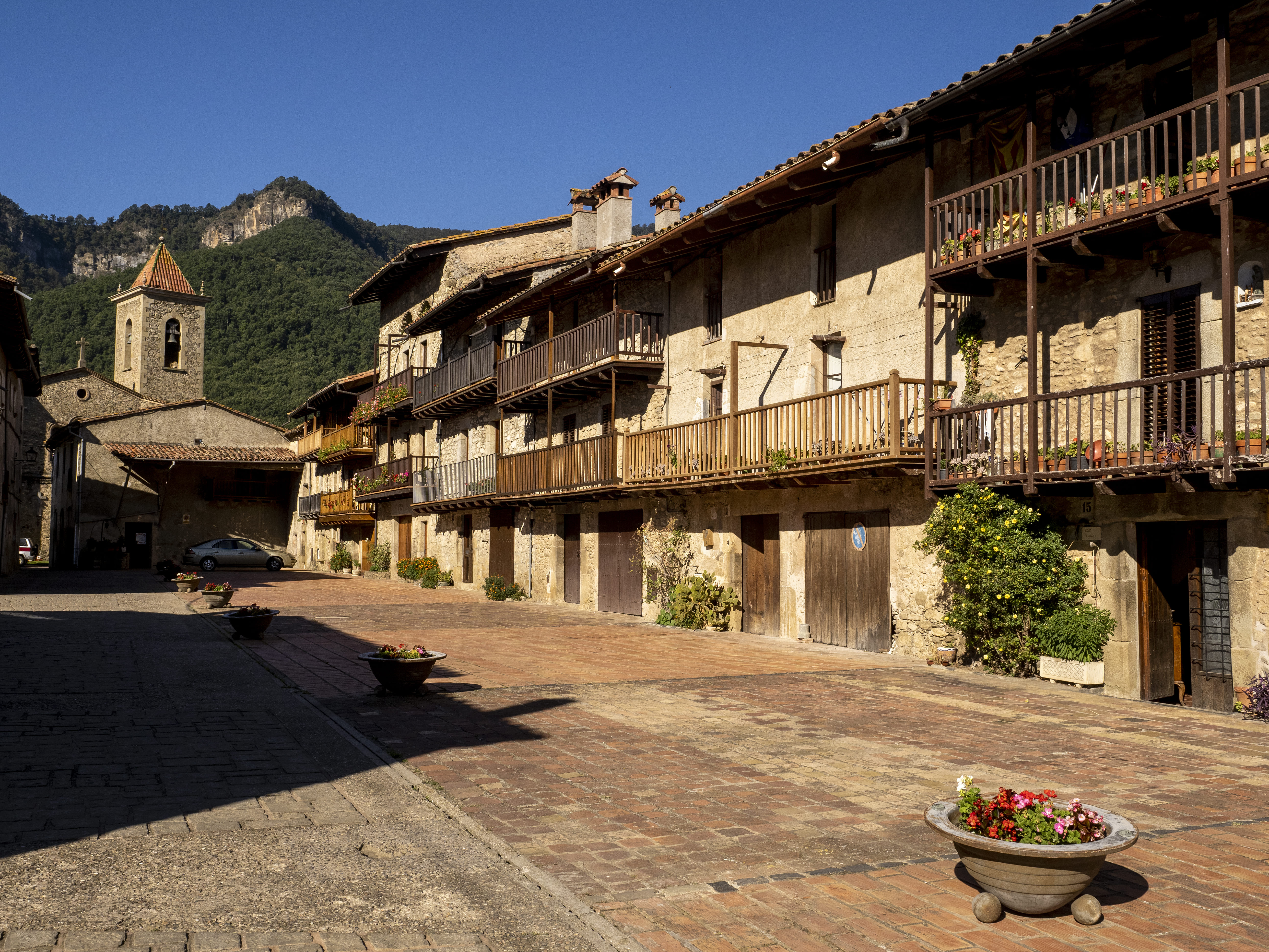 Les cases del carrer de la Teixeda, als Hostalets d’en Bas, encara conserven les tradicionals balconades de fusta Les cases del carrer de la Teixeda, als Hostalets d’en Bas, encara conserven les tradicionals balconades de fusta