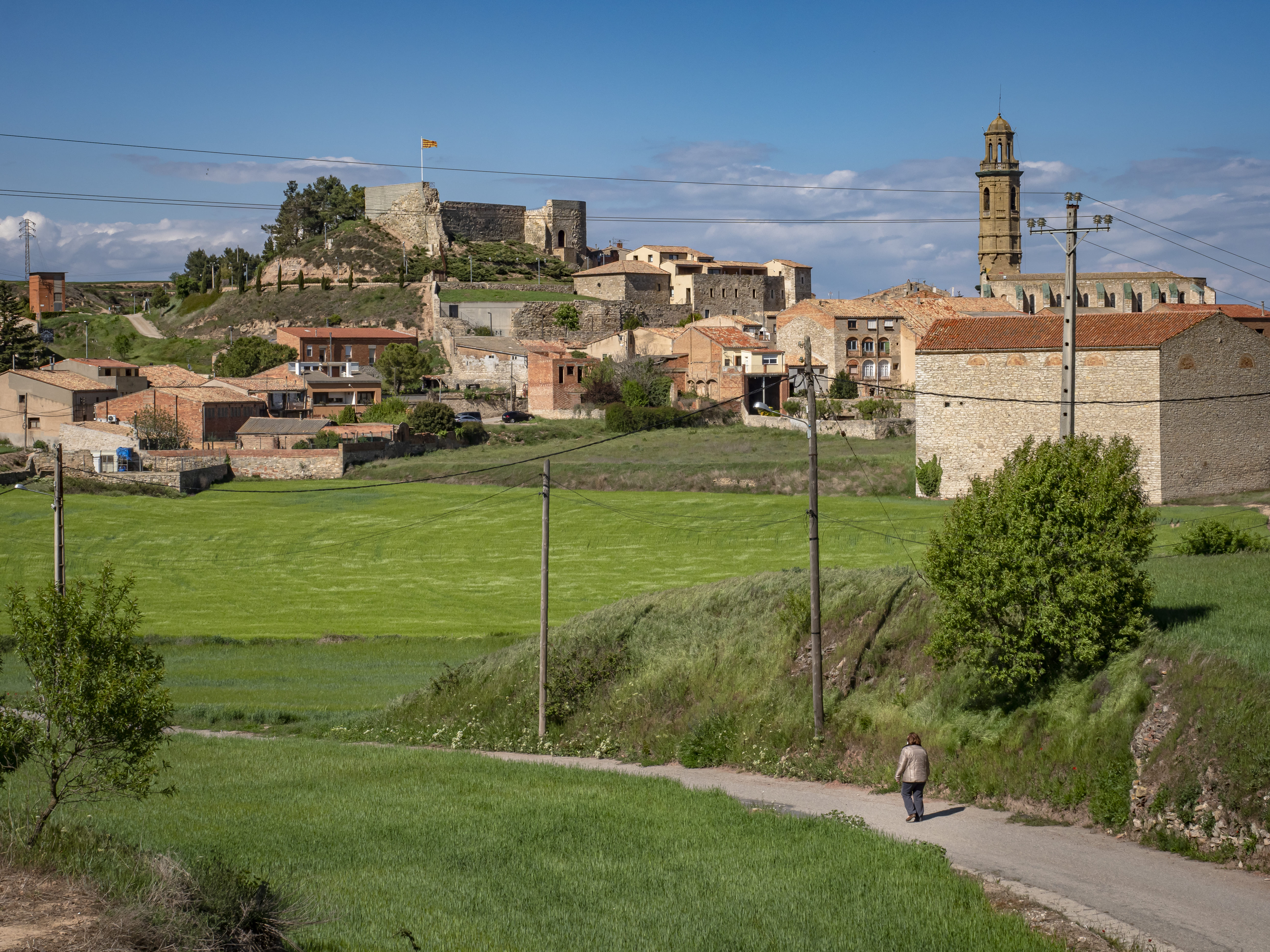 Vista general de Calaf, amb el castell al fons a l'esquerra i el campanar de l'església de Sant Jaume a la dreta Vista general de Calaf, amb el castell al fons a l'esquerra i el campanar de l'església de Sant Jaume a la dreta