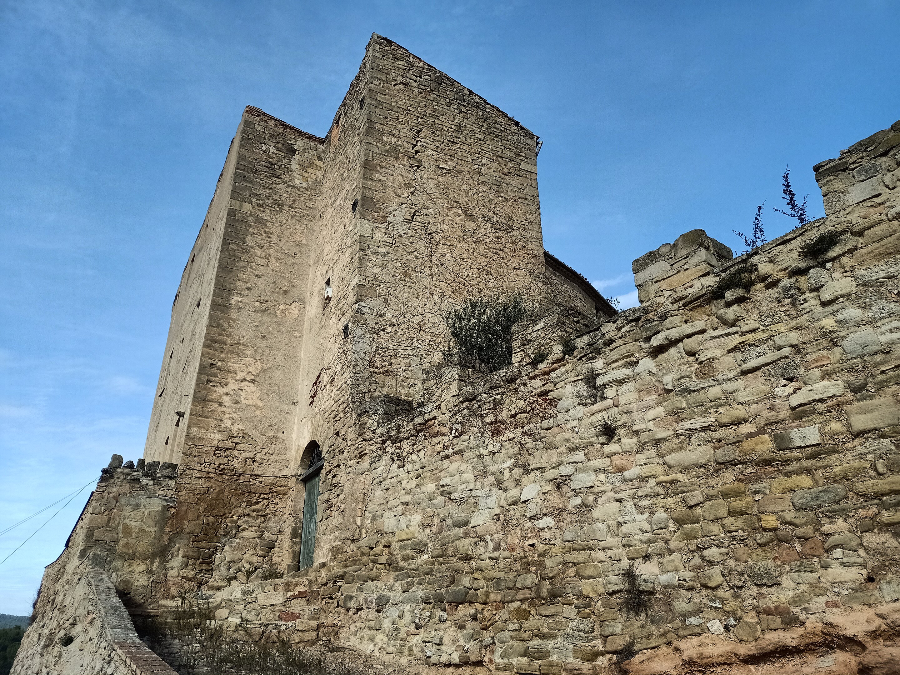 El castell de Sant Martí de Tous corona el poble El castell de Sant Martí de Tous corona el poble