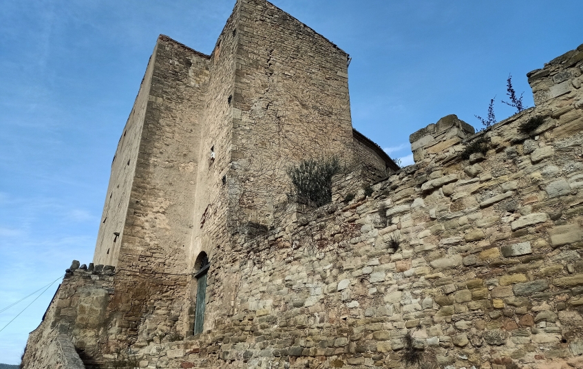 El castell de Sant Martí de Tous corona el poble