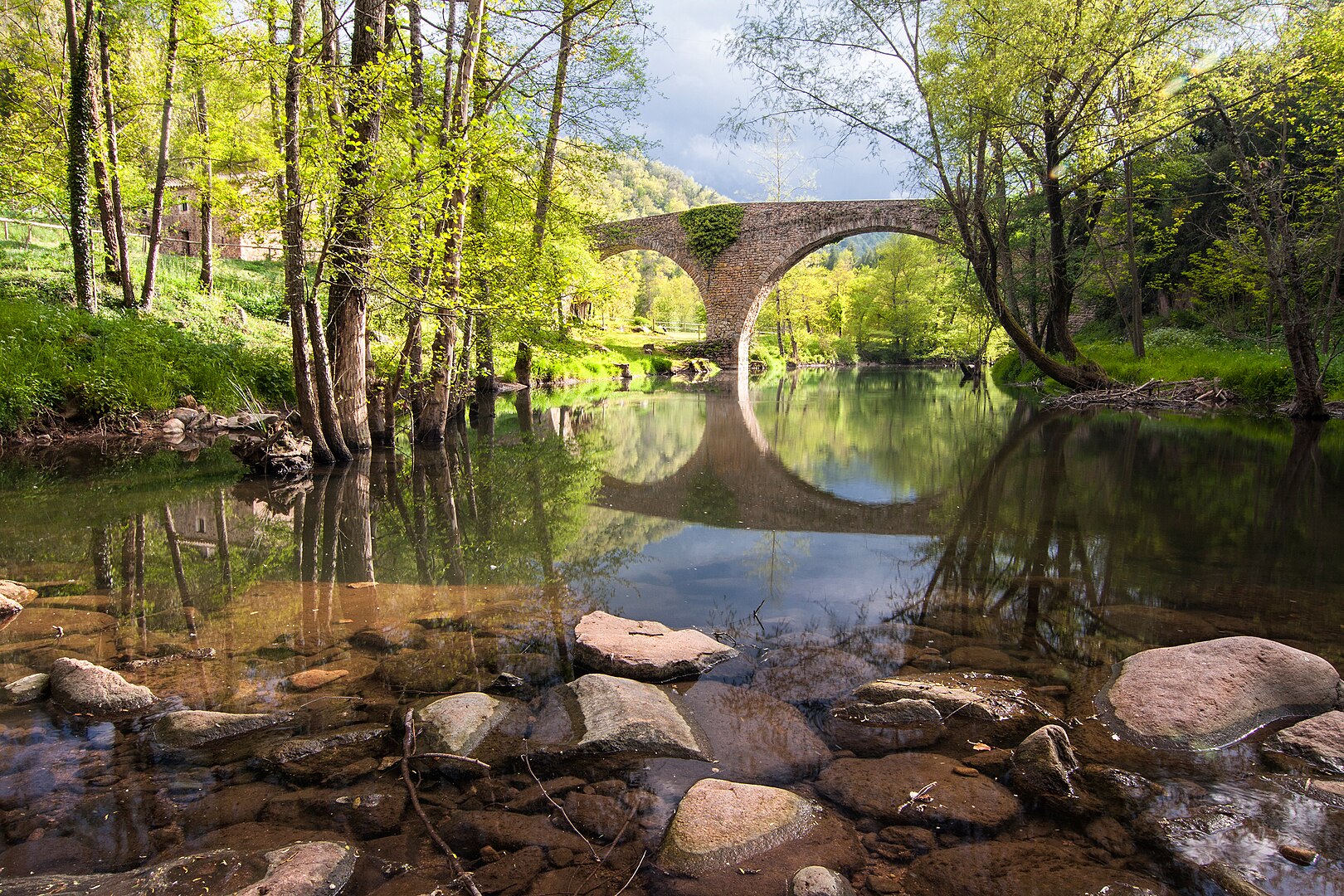 La riera Major al seu pas pel característic pont de la Malafogassa