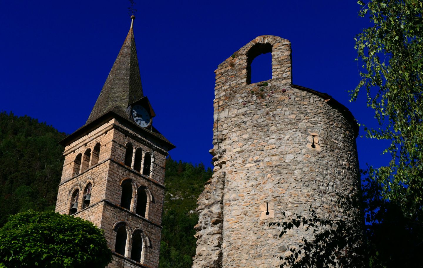 El campanar de l'església de Santa Maria d'Arties és un dels exemples del curiós barret negre de mag El campanar de l'església de Santa Maria d'Arties és un dels exemples del curiós barret negre de mag