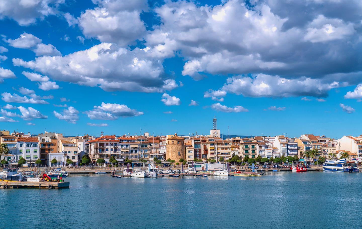 El port de Cambrils, amb la seva característica torre al centre El port de Cambrils, amb la seva característica torre al centre