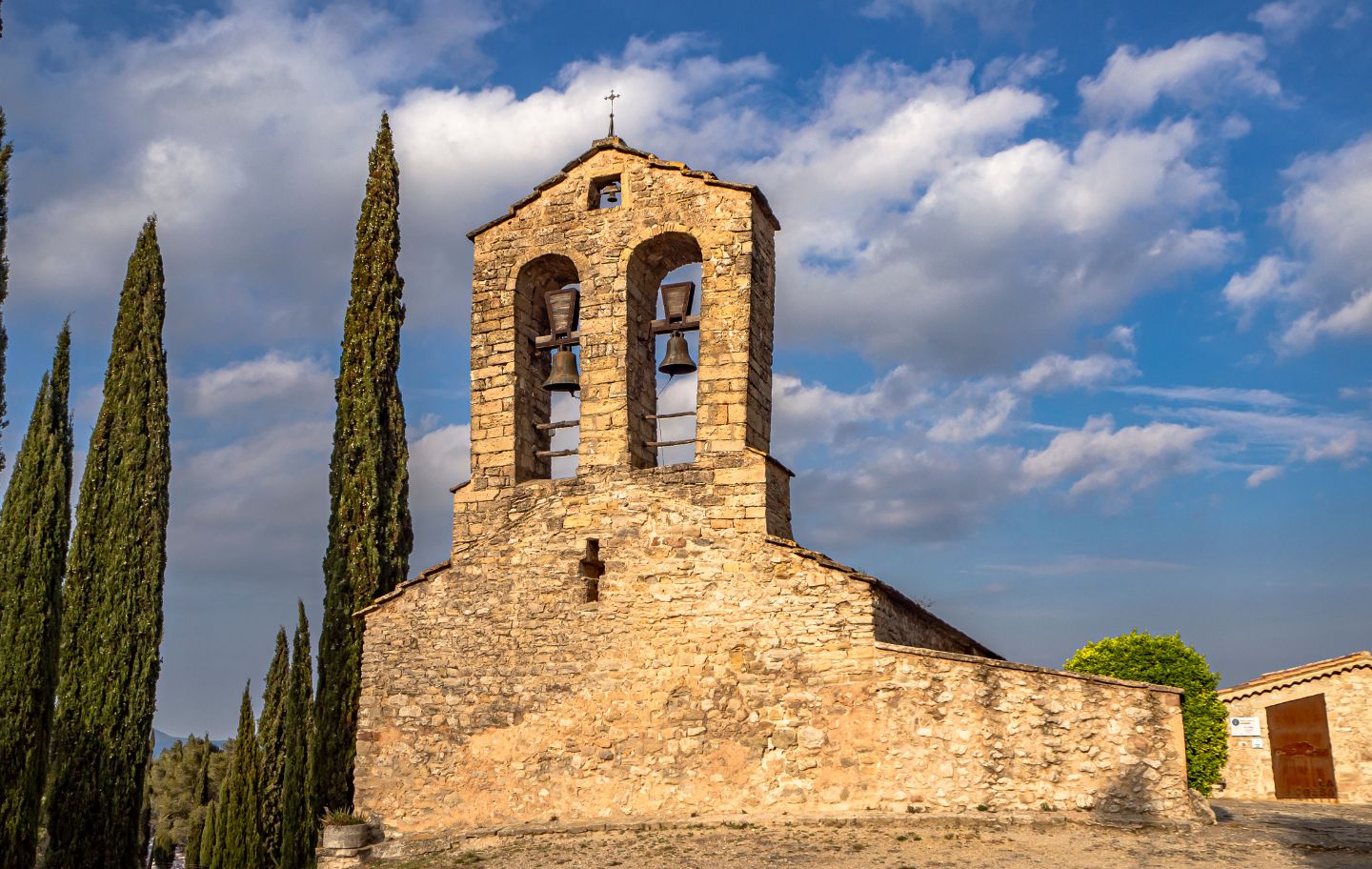 Campanar de cadireta de l'església preromànica de Santa Maria a Montbui Campanar de cadireta de l'església preromànica de Santa Maria a Montbui