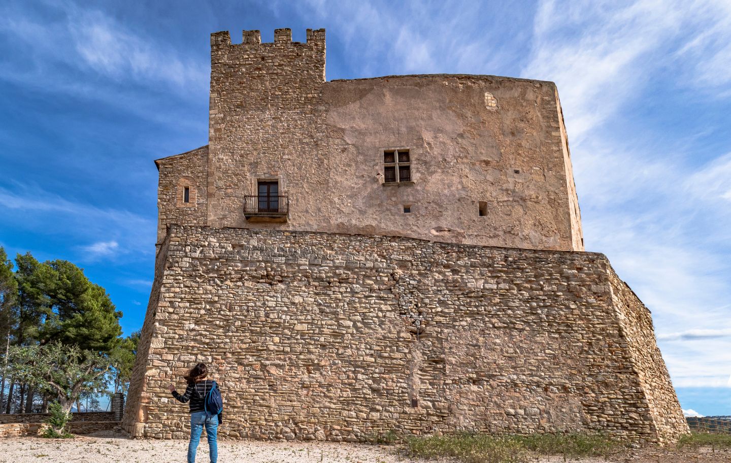 La torre quadrada corona el castell de Tous, al capdamunt del turó que presideix la vila La torre quadrada corona el castell de Tous, al capdamunt del turó que presideix la vila