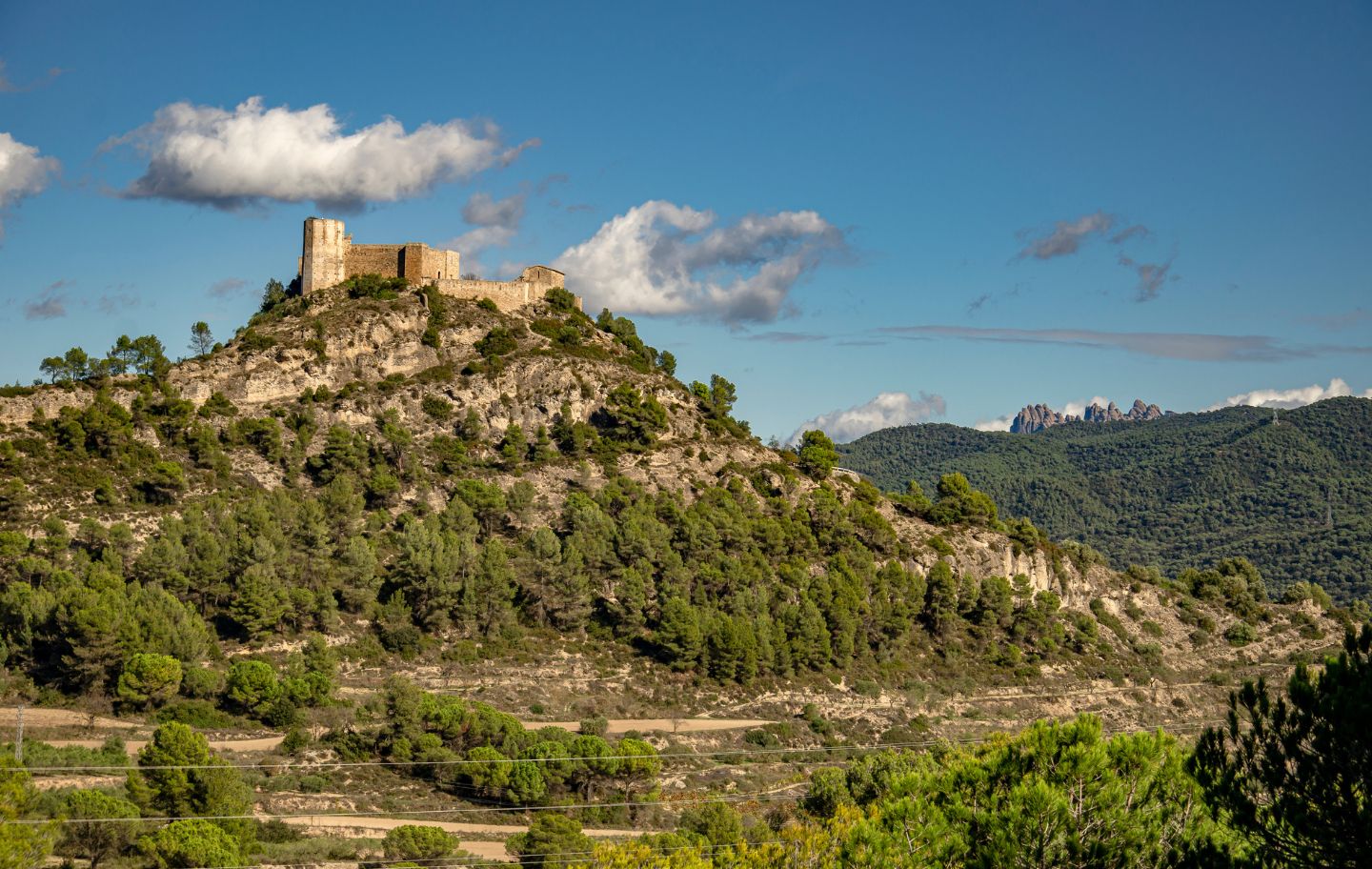 Castell de Claramunt, amb la muntanya de Montserrat de fons Castell de Claramunt, amb la muntanya de Montserrat de fons