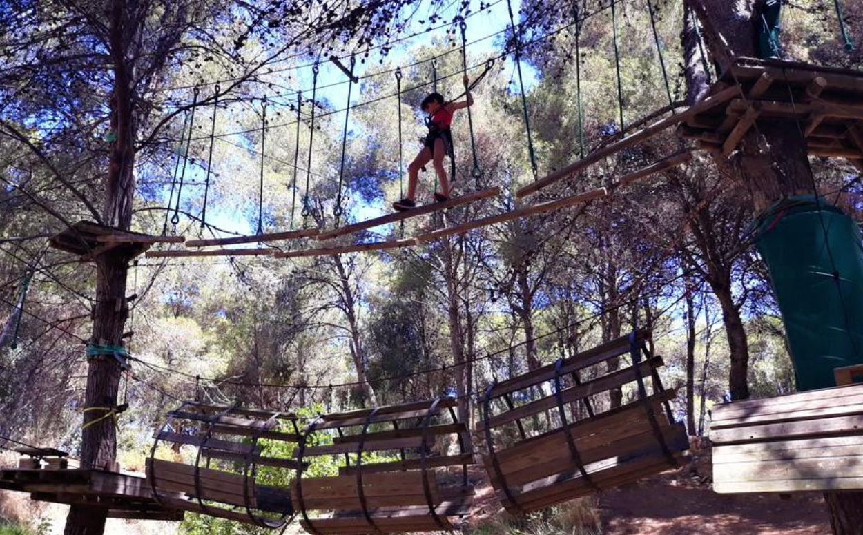 Un pont tibetà del Parc lúdic Diver del Vendrell