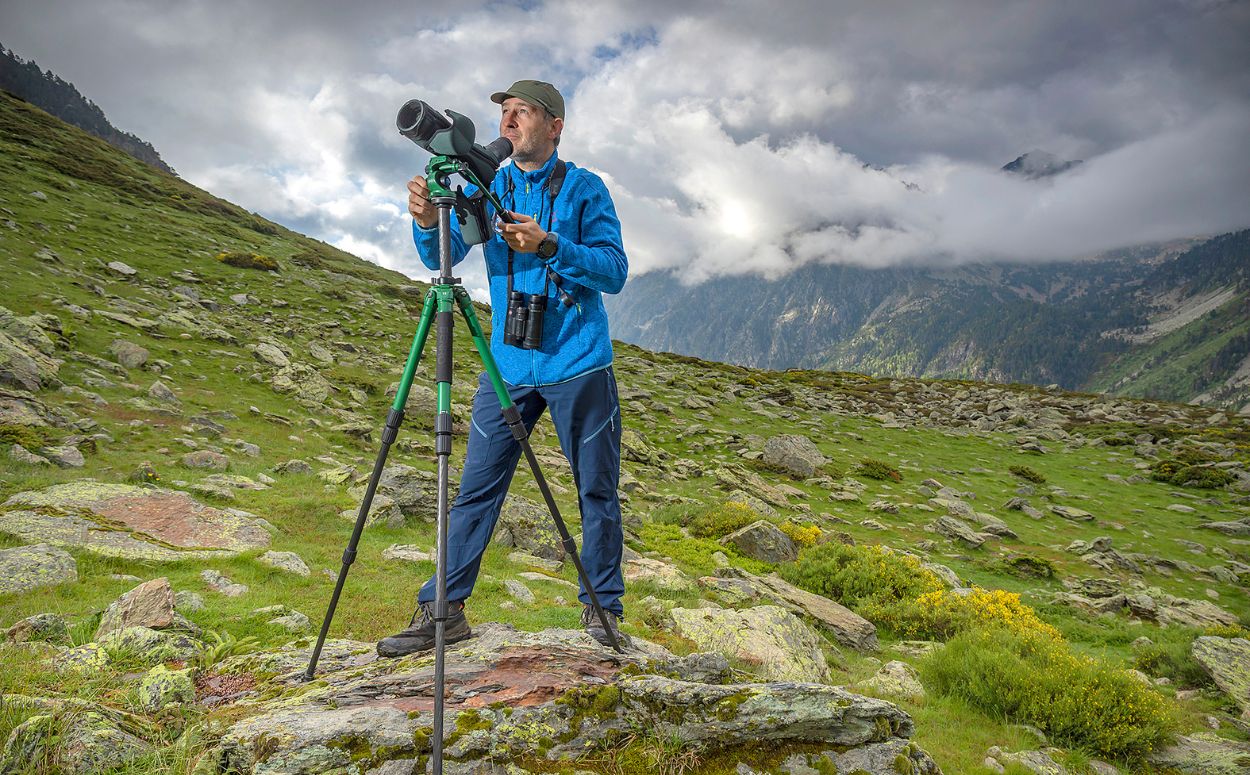 El guia especialitzat en fauna Cesc Capdevila amb el seu telescopi, a punt per a l’observació d’ocells i mamífers El guia especialitzat en fauna Cesc Capdevila amb el seu telescopi, a punt per a l’observació d’ocells i mamífers