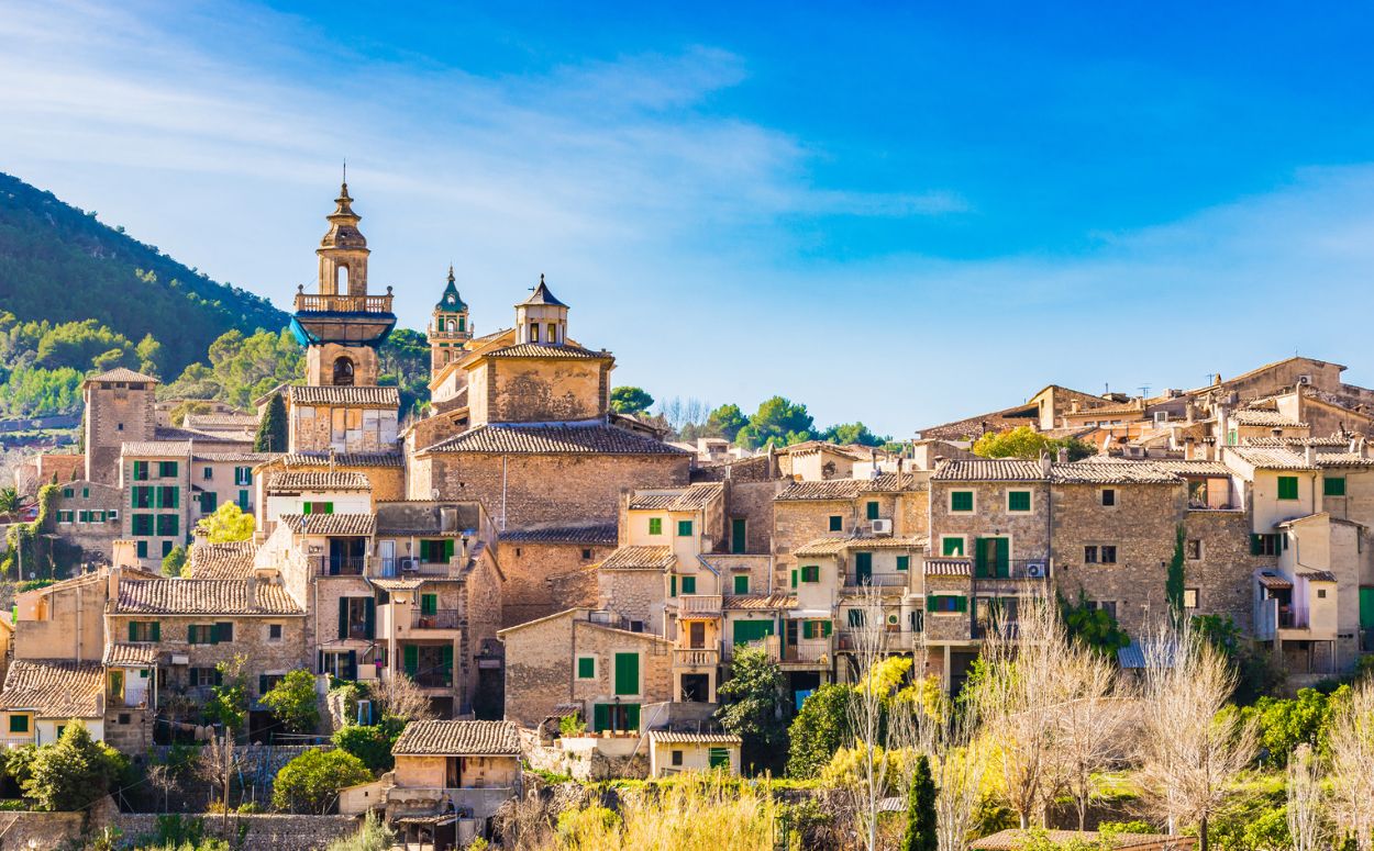 El poble de Valldemossa, immers dins la natura abrupta de la serra de Tramuntana El poble de Valldemossa, immers dins la natura abrupta de la serra de Tramuntana