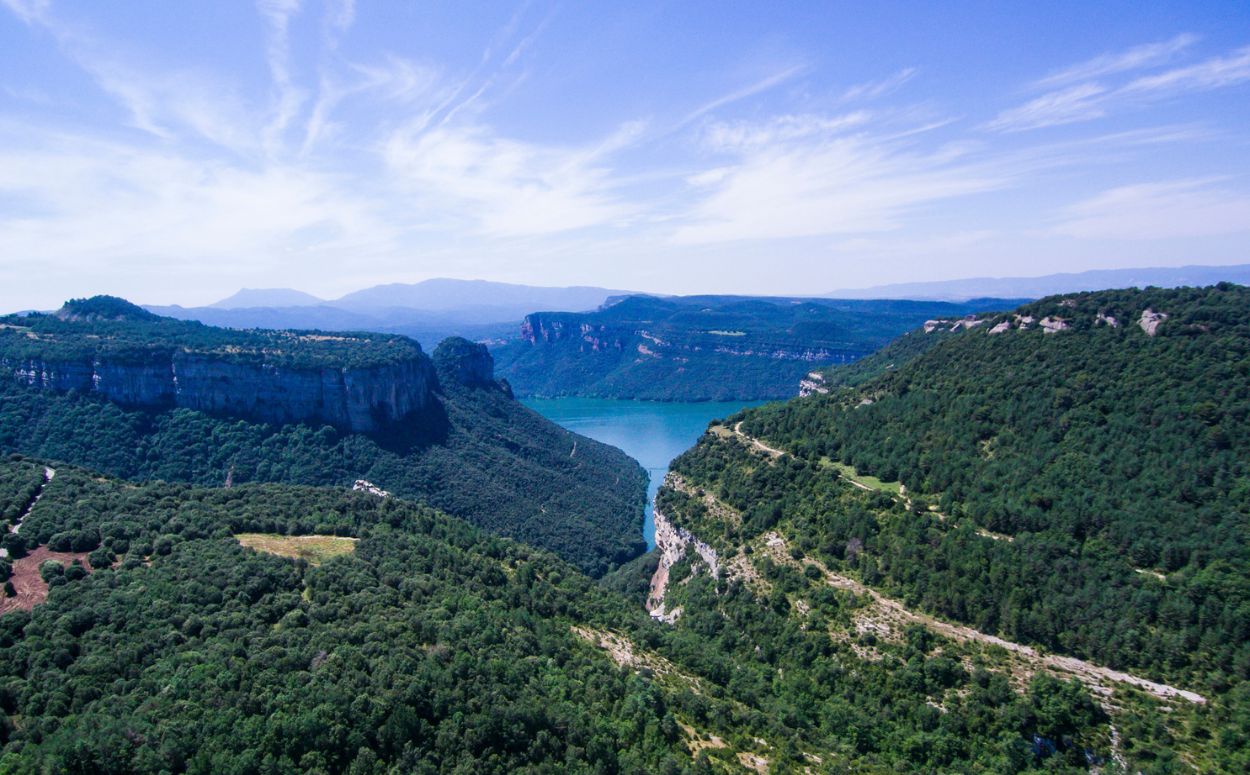 El frondós paisatge de les Guilleries amb el pantà de Sau El frondós paisatge de les Guilleries amb el pantà de Sau