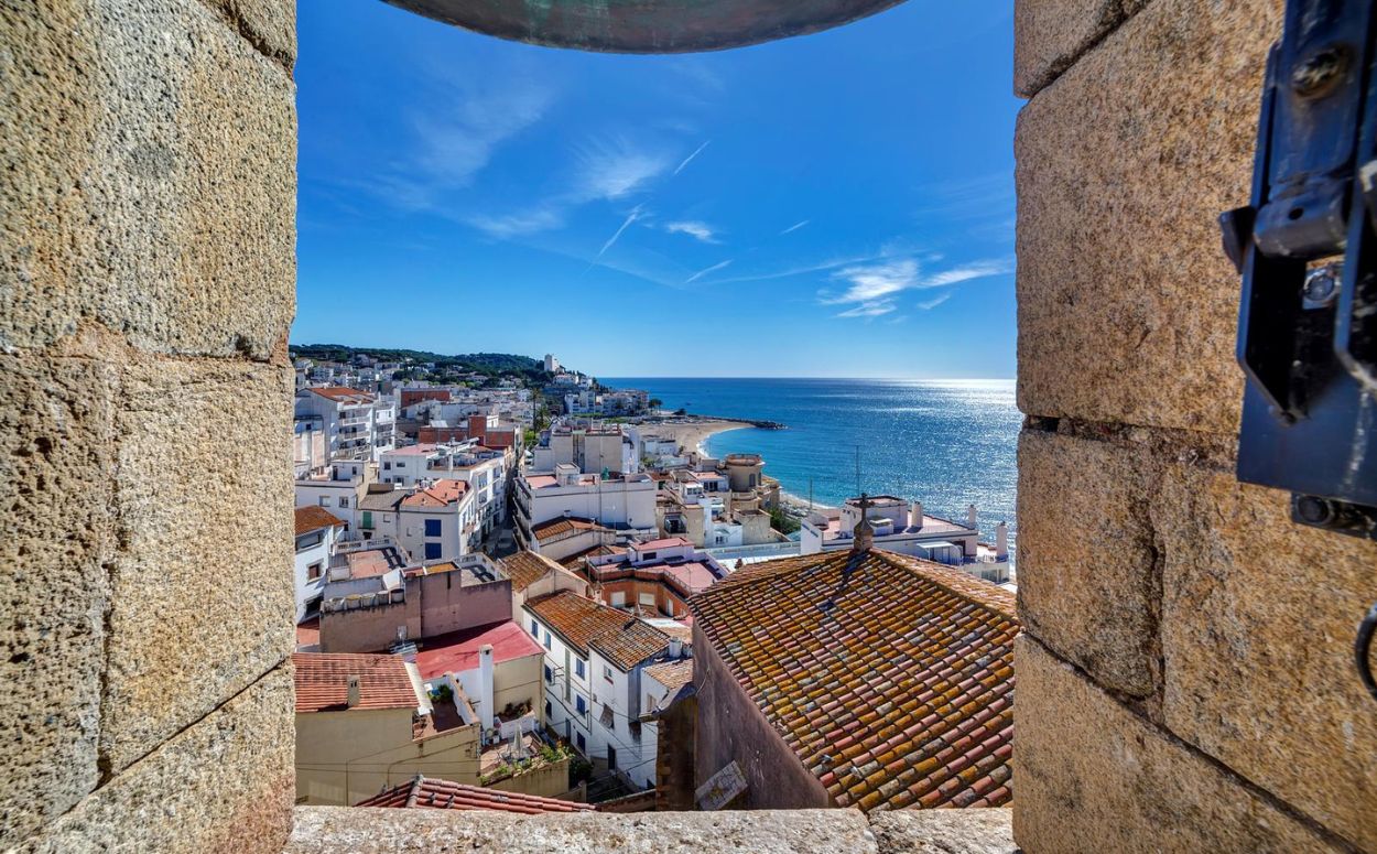 Sant Pol de Mar des d'una obertura del campanar, a Costa Barcelona Sant Pol de Mar des d'una obertura del campanar, a Costa Barcelona