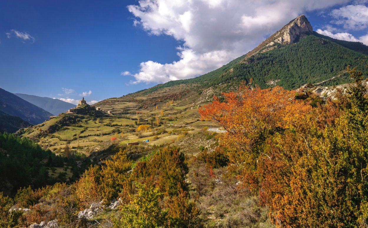Poble de Josa de Cadí a la tardor amb el cim del Cadinell Poble de Josa de Cadí a la tardor amb el cim del Cadinell