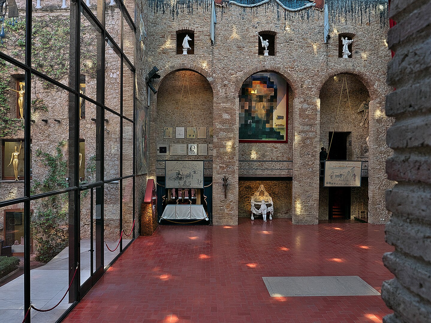 Interior del Museu Dalí, amb la doble imatge de Gala mirant el mar i el retrat d’Abraham Lincoln. Interior del Museu Dalí, amb la doble imatge de Gala mirant el mar i el retrat d’Abraham Lincoln.