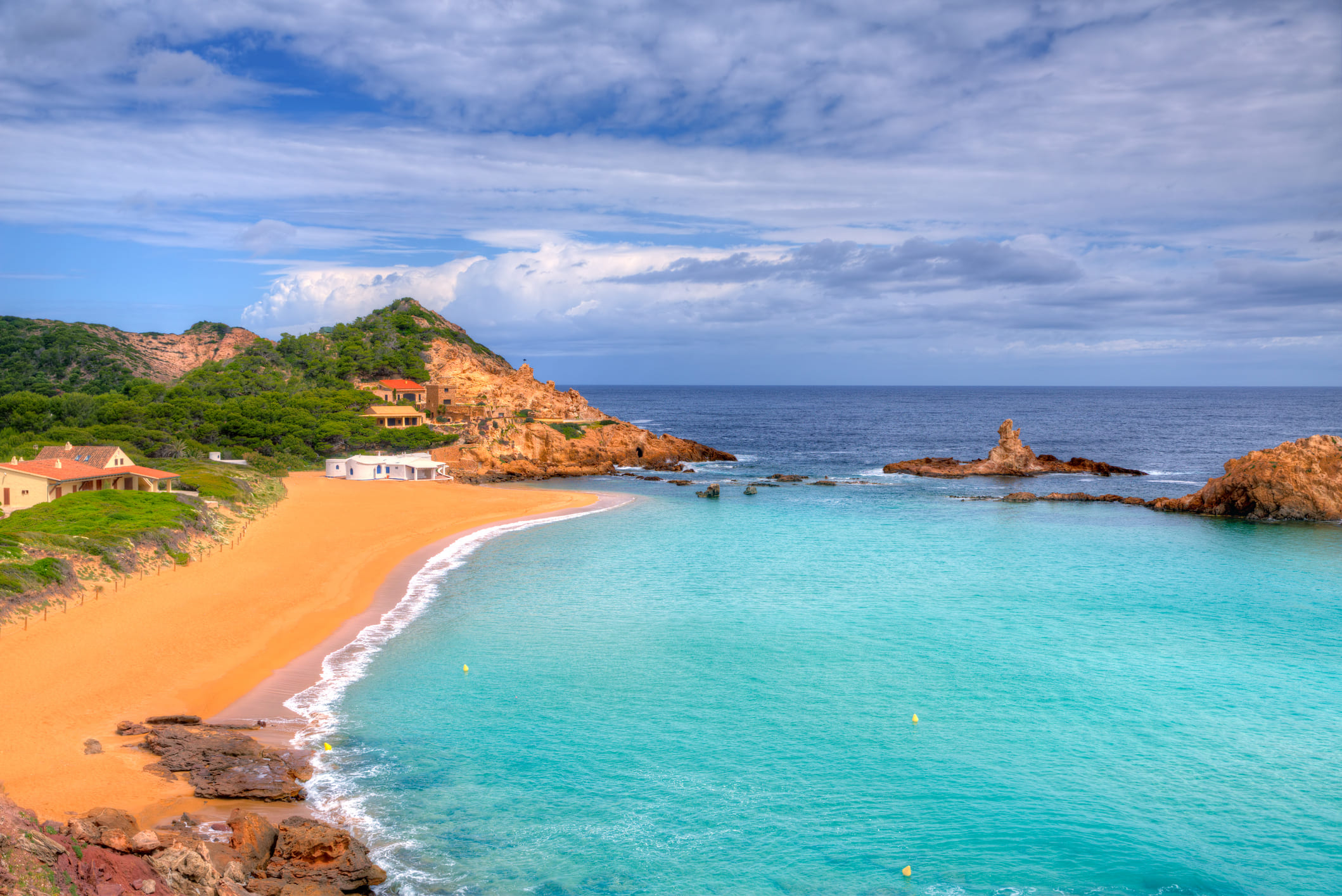 Cala Pregonda, una cala formada per tres platges, a la costa nord de l’illa Cala Pregonda, una cala formada per tres platges, a la costa nord de l’illa