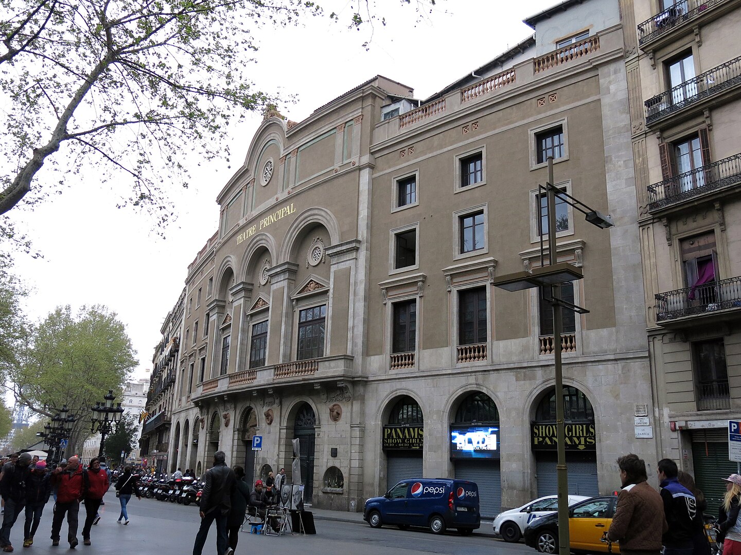 El carrer de l'Arc del Teatre té aquest nom perquè s'hi accedeix per sota d'una de les portalades del Teatre Principal, la de més a l'esquerra a la imatge El carrer de l'Arc del Teatre té aquest nom perquè s'hi accedeix per sota d'una de les portalades del Teatre Principal, la de més a l'esquerra a la imatge