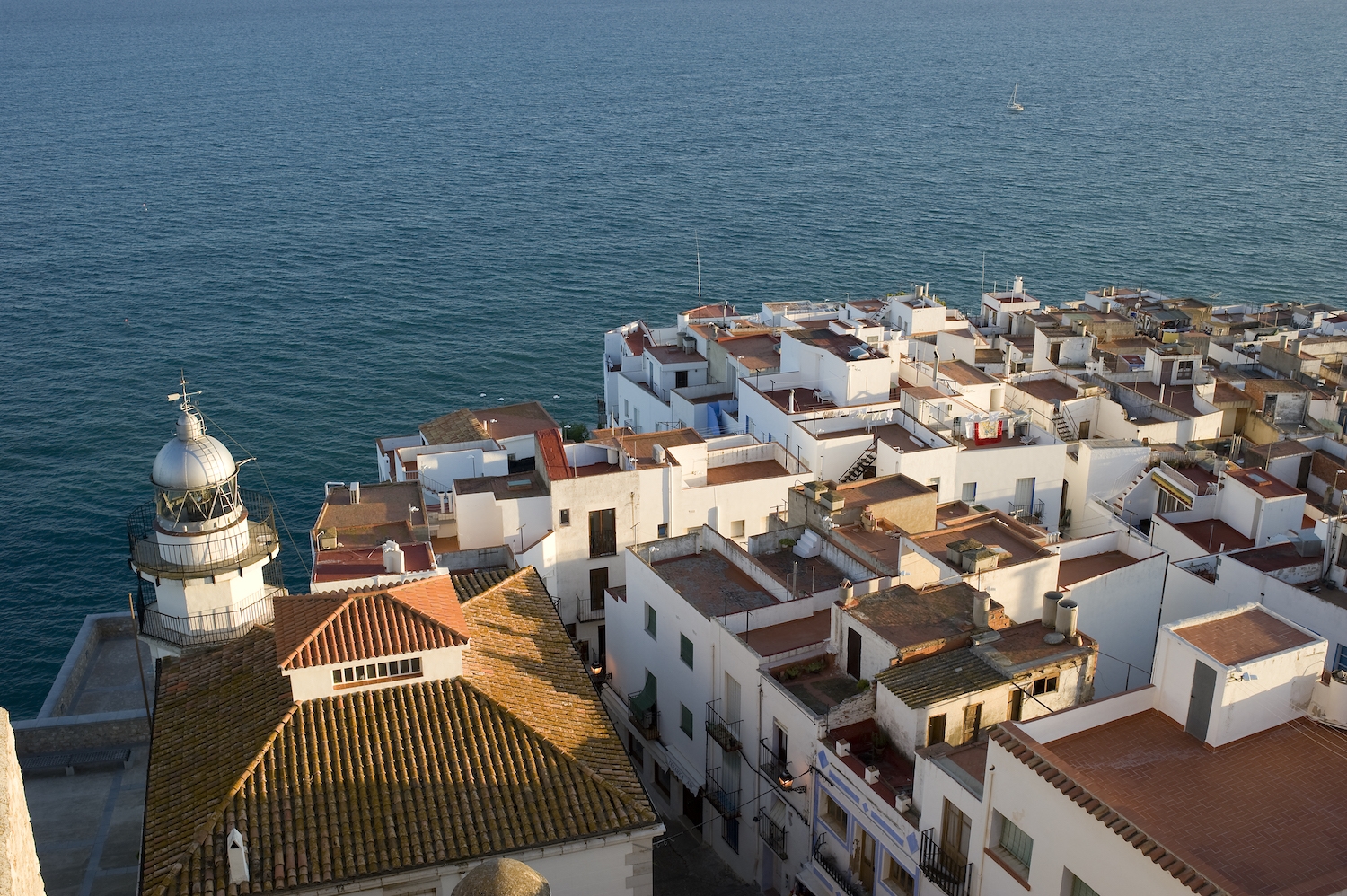  L’assentament original es limitava  al penyal que s’endinsa en la mar, però amb el temps Peníscola va ocupar tot el litoral