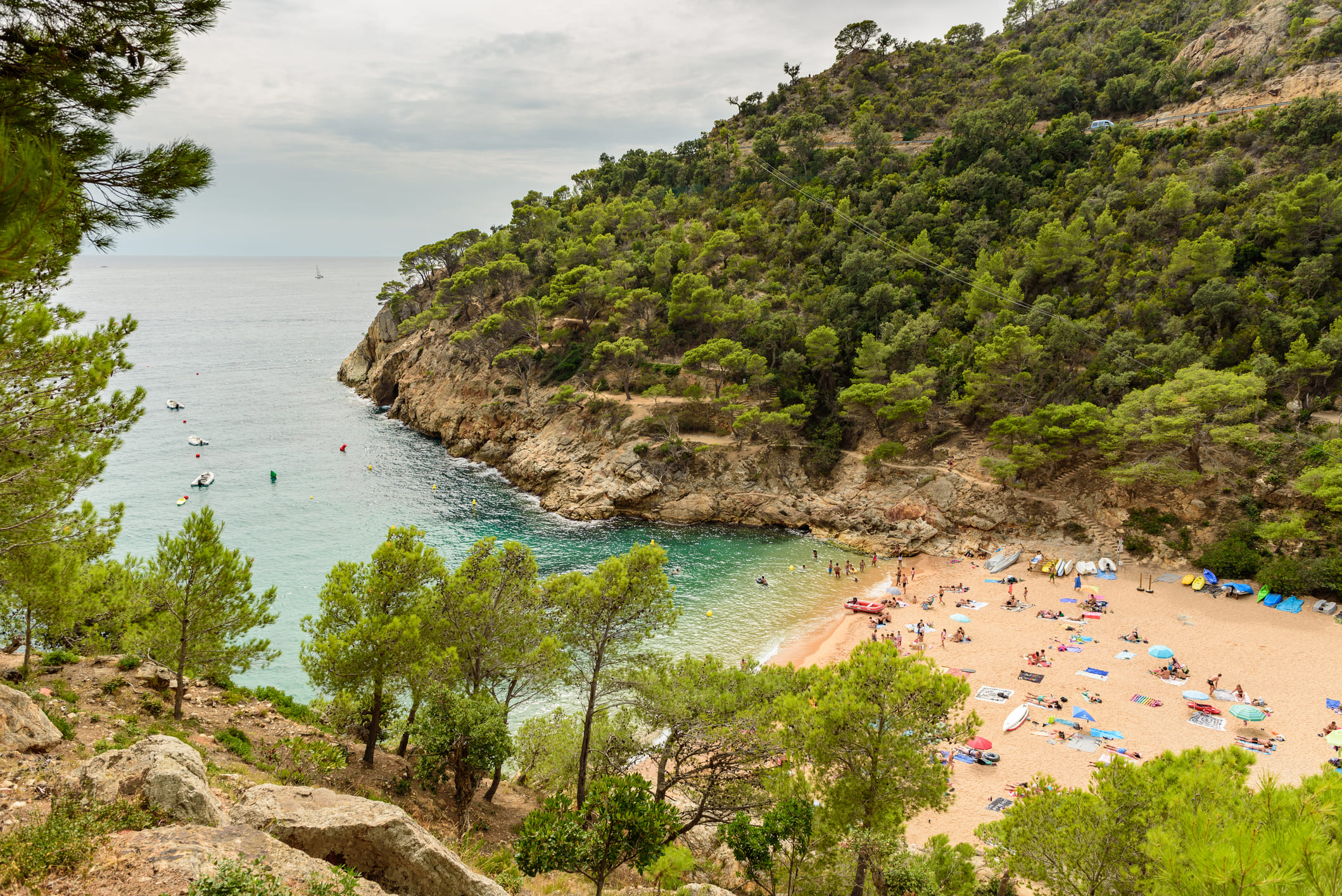 La cala Pola, un dels espais indispensables del massís de les Cadiretes La cala Pola, un dels espais indispensables del massís de les Cadiretes