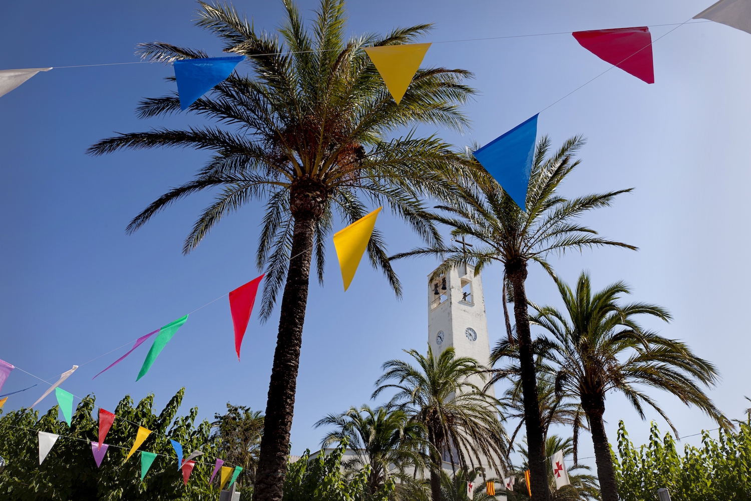 El Poblenou del Delta té els carrers enjardinats i les cases blanques; la primera setmana d’agost s’hi celebra la festa major