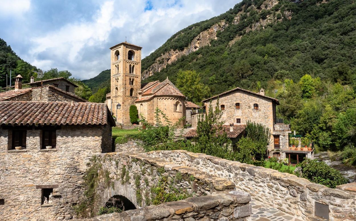 El poble de Beget i l'església de Sant Cristòfor al centre