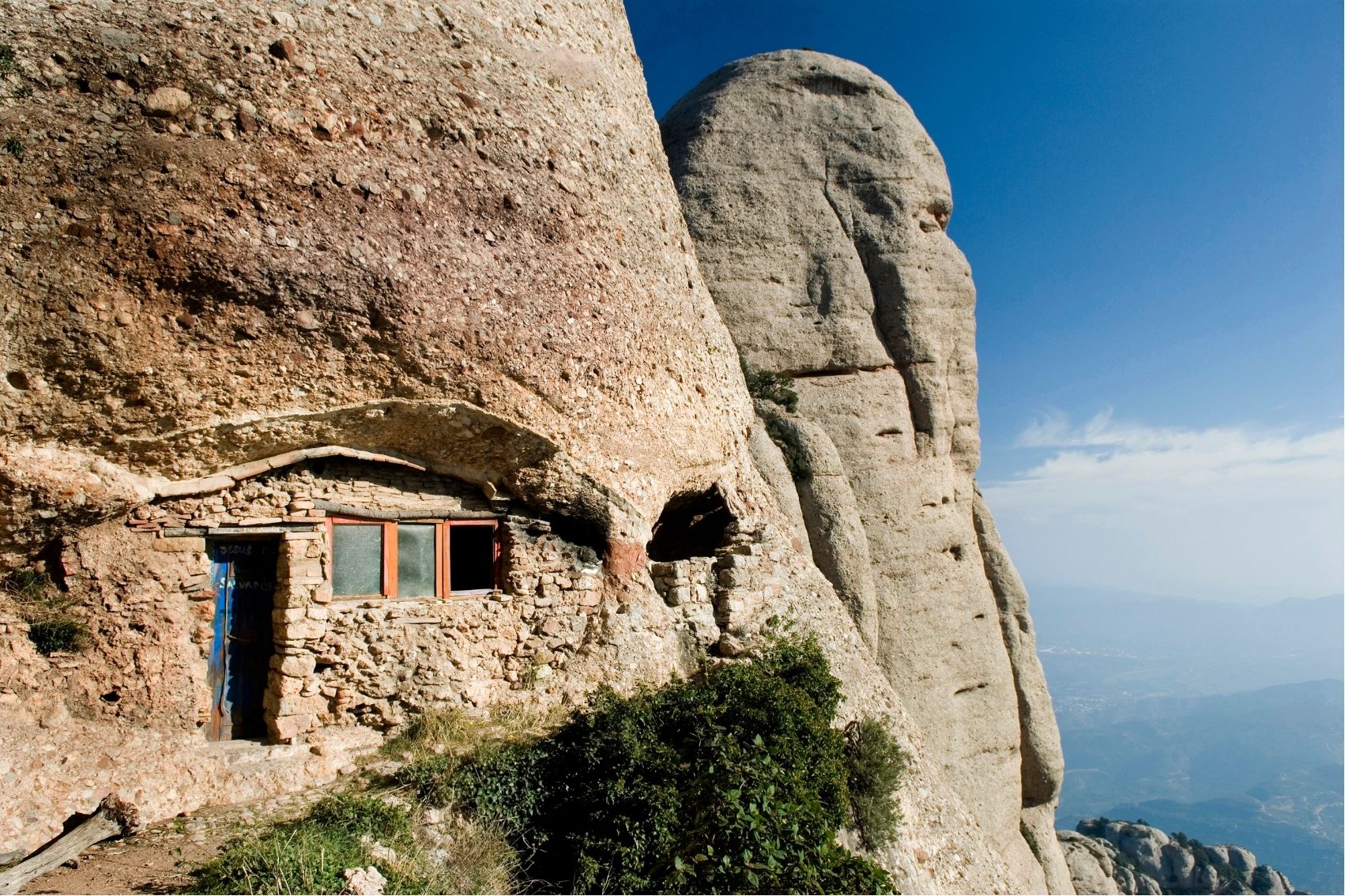 Montserrat acull dotze ermites, situades en cingles i avencs, com aquesta de Sant Salvador Montserrat acull dotze ermites, situades en cingles i avencs, com aquesta de Sant Salvador