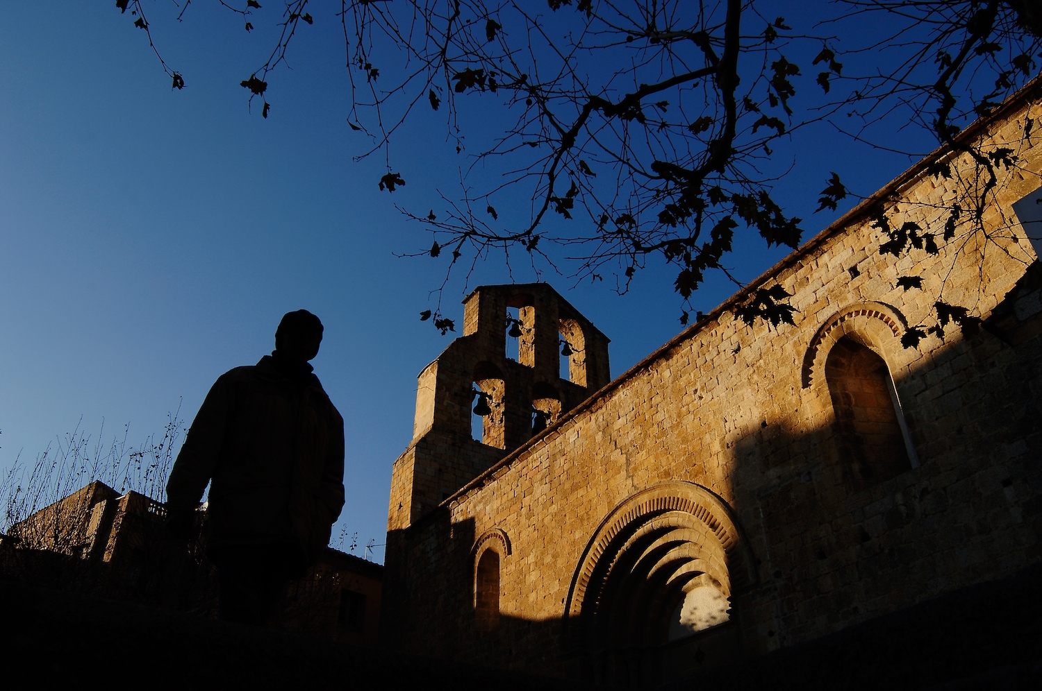 Al costat de la porta de l’església de Santa Maria hi ha unes pedres amb unes inscripcions que s’especula que podrien ser una taula de joc Al costat de la porta de l’església de Santa Maria hi ha unes pedres amb unes inscripcions que s’especula que podrien ser una taula de joc