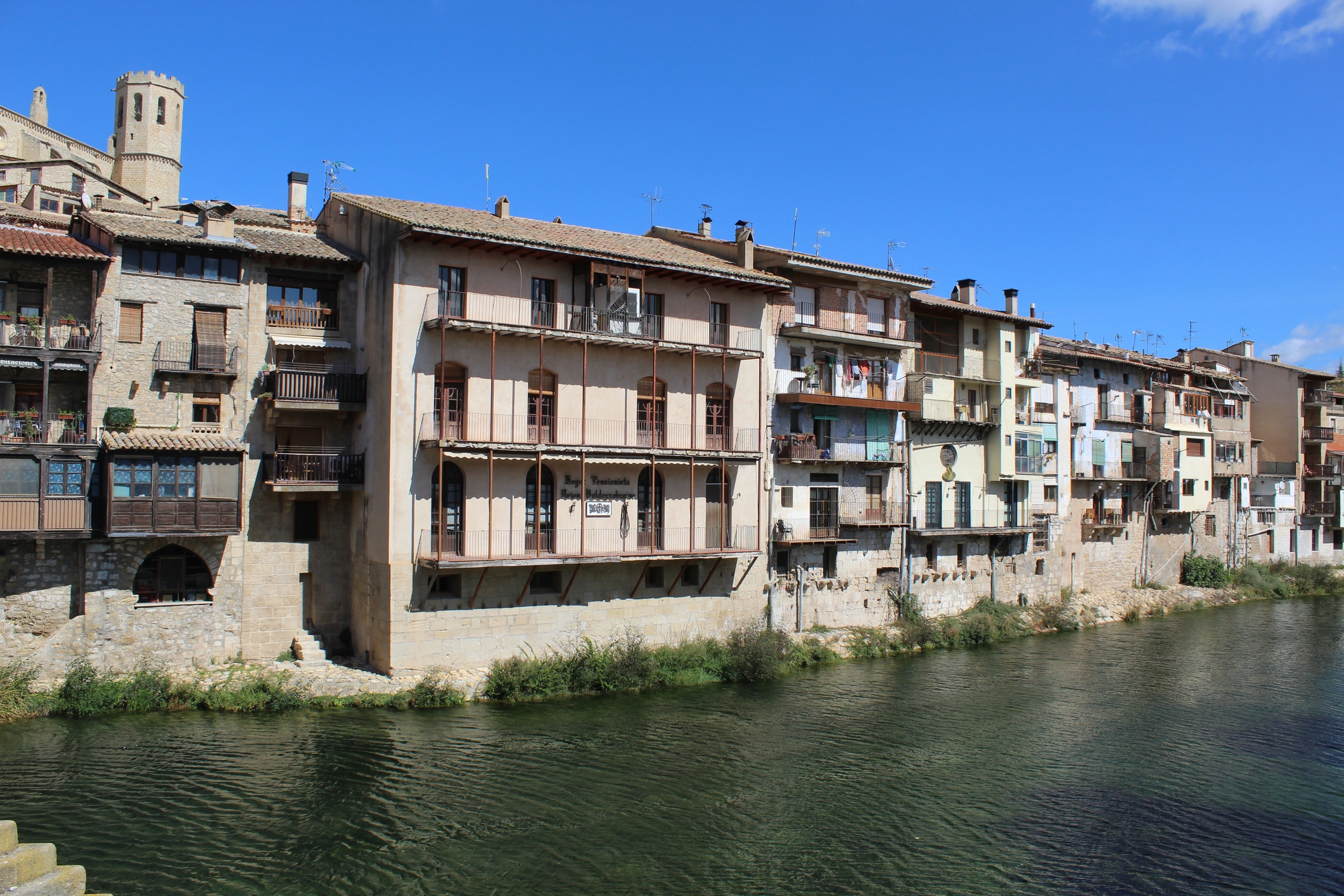 Vall-de-roures amb el riu Matarranya