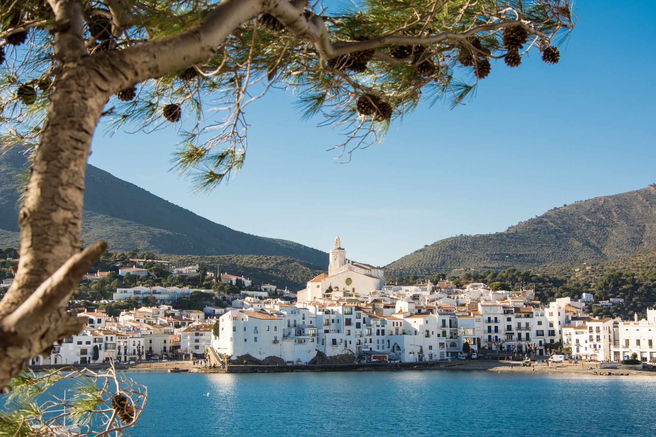 Les cases de Cadaqués al voltant de l’església de Santa Maria Les cases de Cadaqués al voltant de l’església de Santa Maria