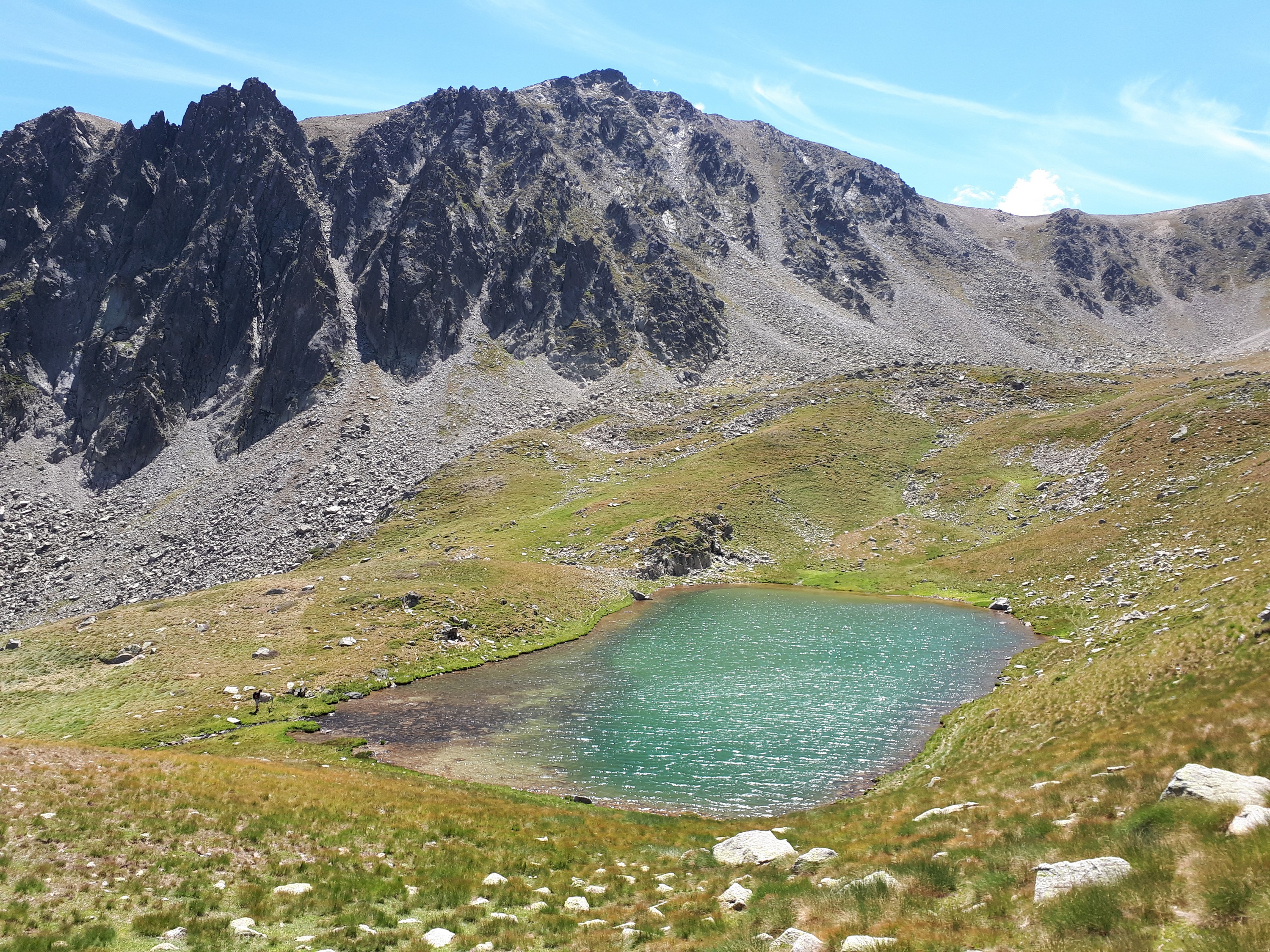 L’estany de l’Orri, als peus d’un dels cims més elevats de la zona, la Tossa Plana de Lles L’estany de l’Orri, als peus d’un dels cims més elevats de la zona, la Tossa Plana de Lles