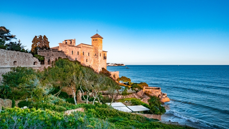 El castell de Tamarit vist des de la platja d’Altafulla El castell de Tamarit vist des de la platja d’Altafulla