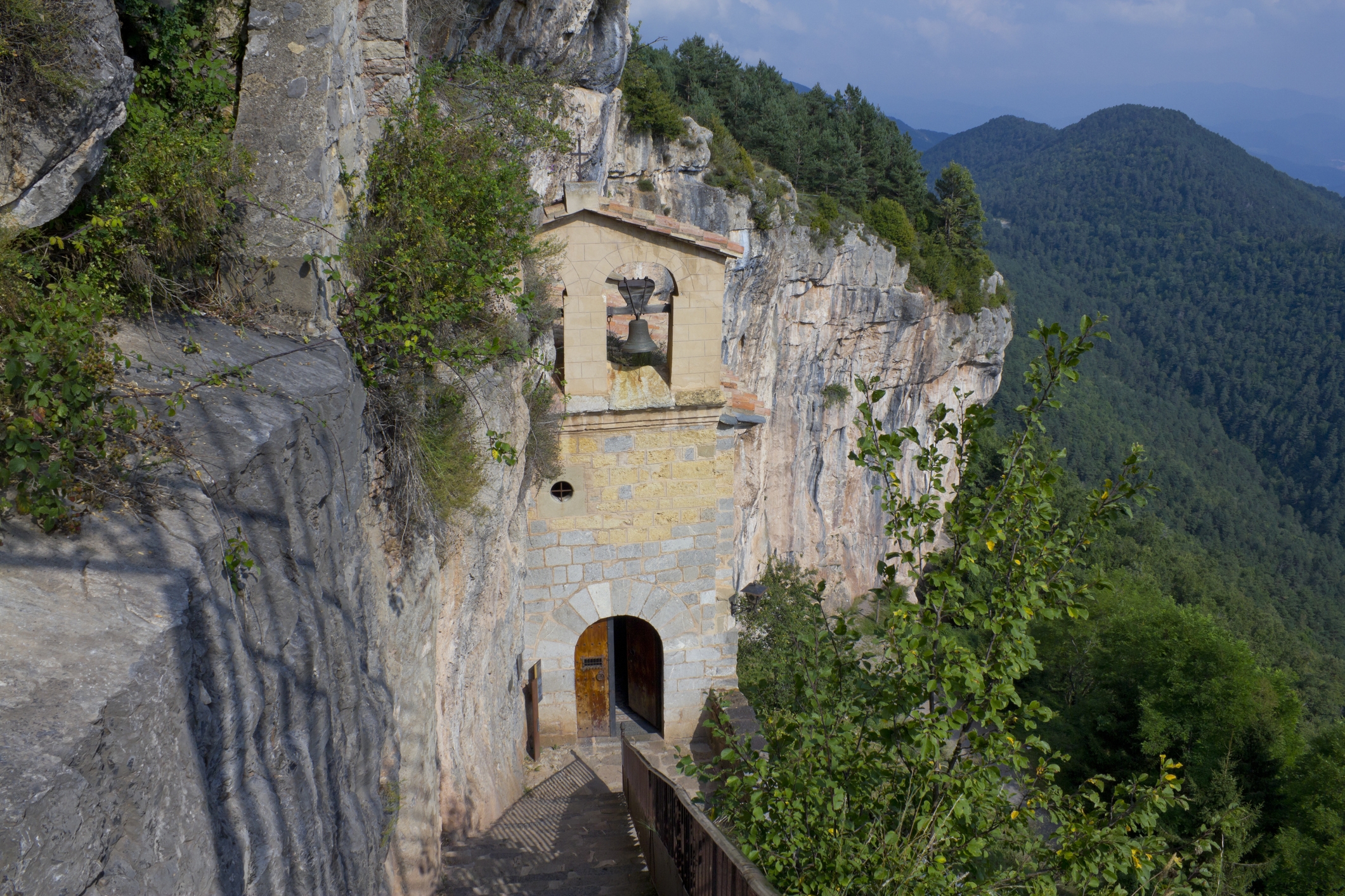 L’església de Sant Pere de Montgrony L’església de Sant Pere de Montgrony