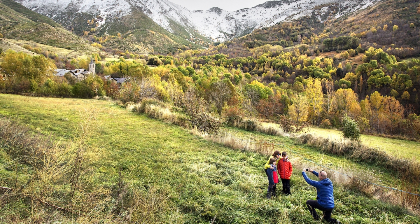 La vall d’Unarre, ben tenyida de colors en el moment de rebre les primeres enfarinades, pertany al Parc Natural de l’Alt Pirineu, que acull uns 350.000 visitants l’any, en aquest cas sobretot a l’estiu La vall d’Unarre, ben tenyida de colors en el moment de rebre les primeres enfarinades, pertany al Parc Natural de l’Alt Pirineu, que acull uns 350.000 visitants l’any, en aquest cas sobretot a l’estiu