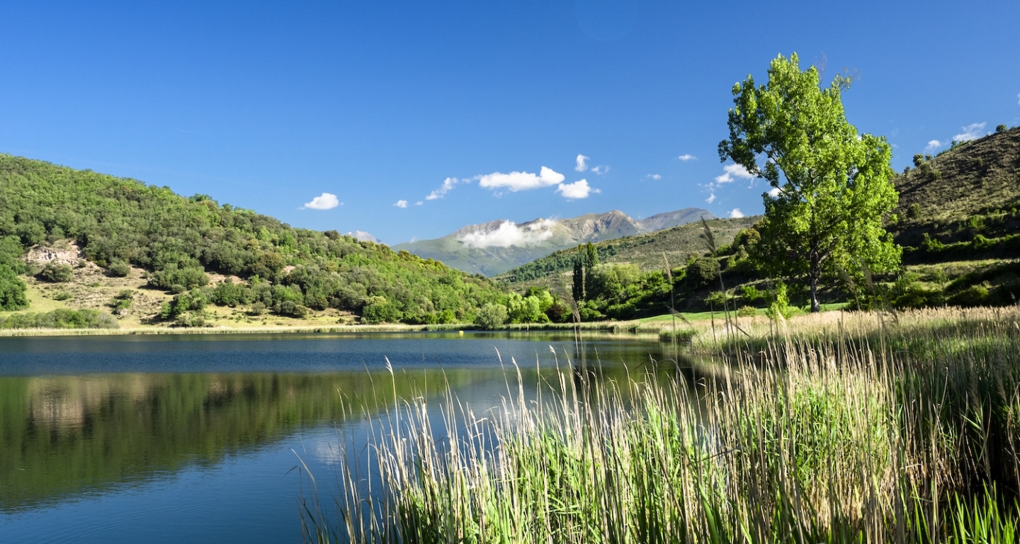 La ruta senderista del Cinquè Llac és un itinerari circular al voltant de l’estany de Montcortès que recorre grans paisatges prepirinencs per camins tradicionals La ruta senderista del Cinquè Llac és un itinerari circular al voltant de l’estany de Montcortès que recorre grans paisatges prepirinencs per camins tradicionals