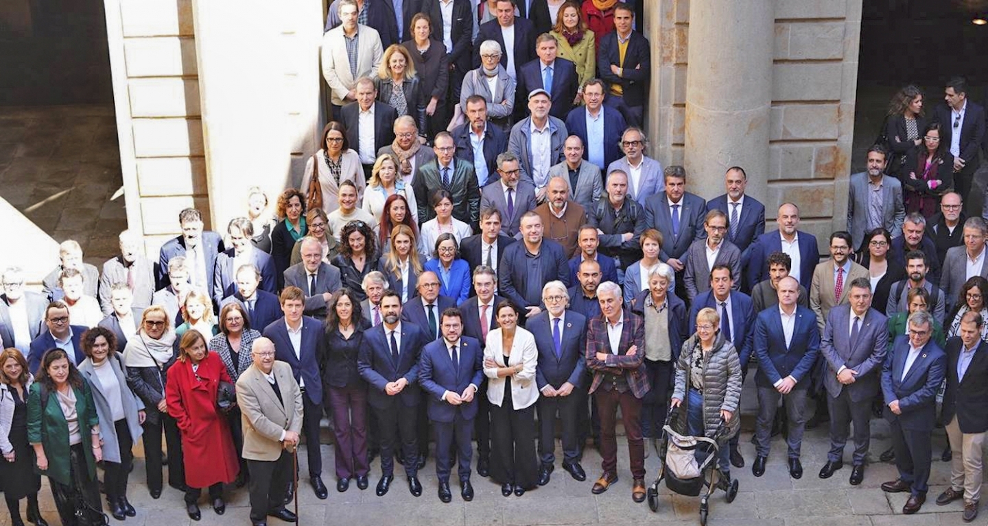 La foto de grup dels signants del Compromís, amb el president de la Generalitat, Pere Aragonès, el conseller Roger Torrent i la directora general de Turisme, Marta Domènech, al capdavant La foto de grup dels signants del Compromís, amb el president de la Generalitat, Pere Aragonès, el conseller Roger Torrent i la directora general de Turisme, Marta Domènech, al capdavant